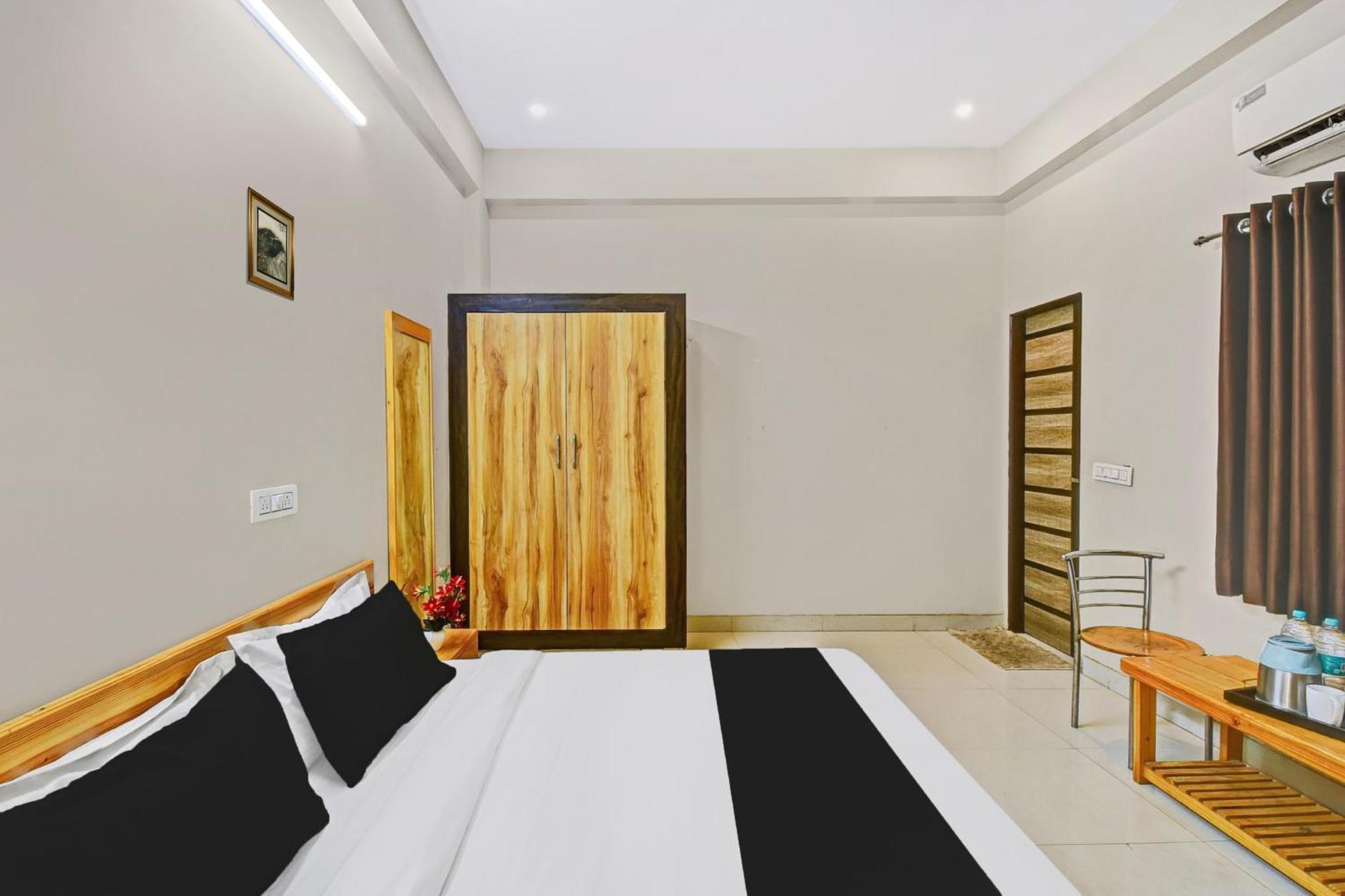 Collection O Abhay Hotel