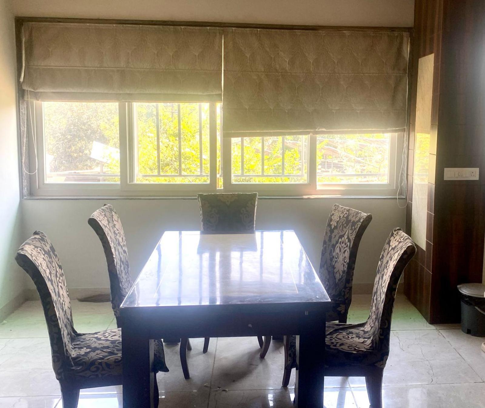 The White Outhouse At Banipark First Floor Apartment *