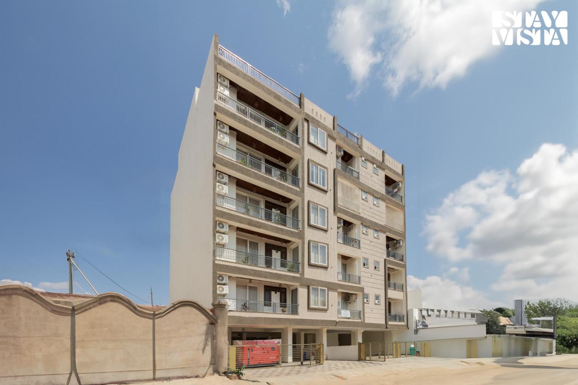 Stayvista's Regal By Aaj - City-center With Indoor-outdoor Games, Terrace & Elevator Apartment *
