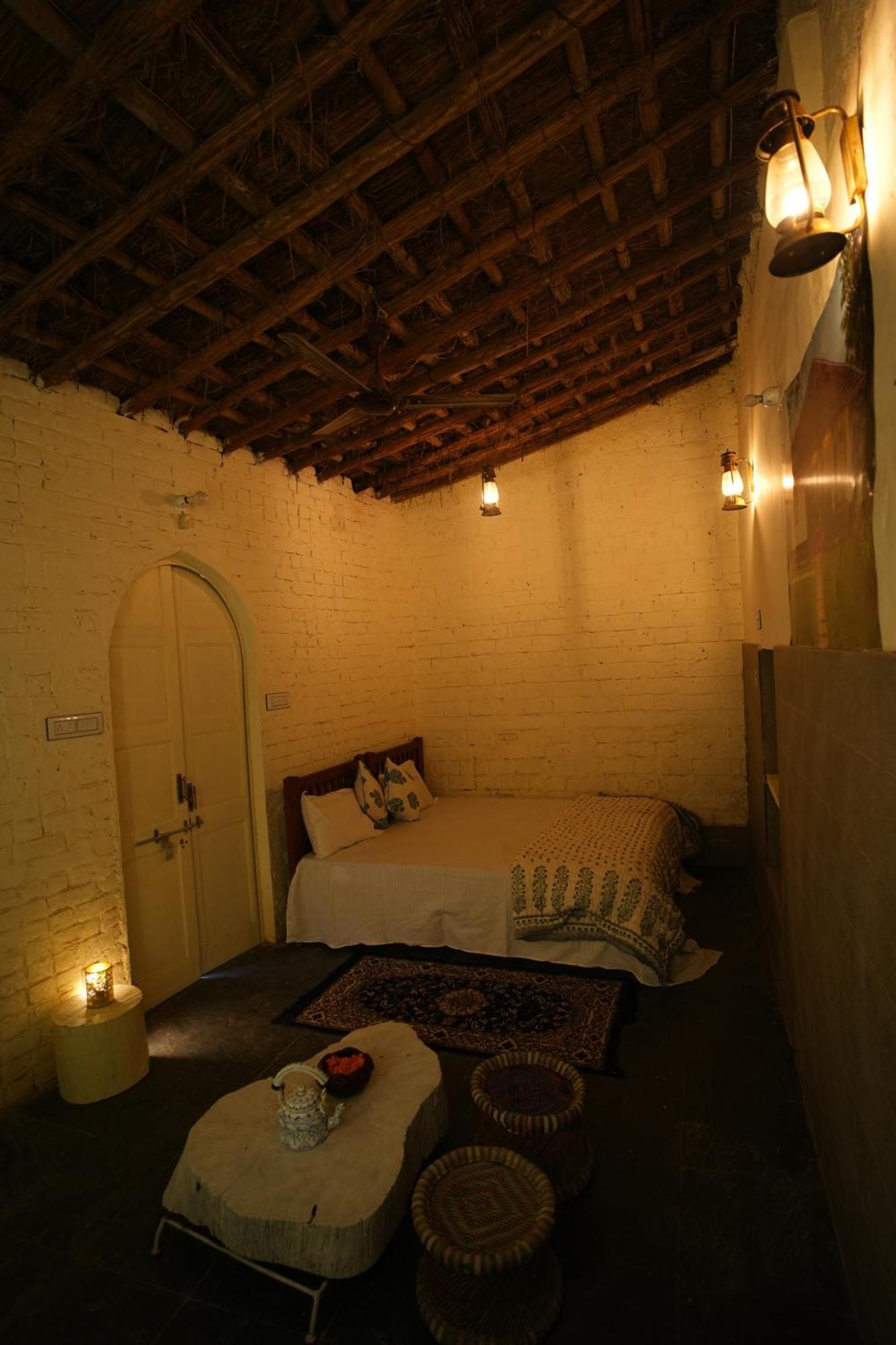 Hostel Travellers Village *