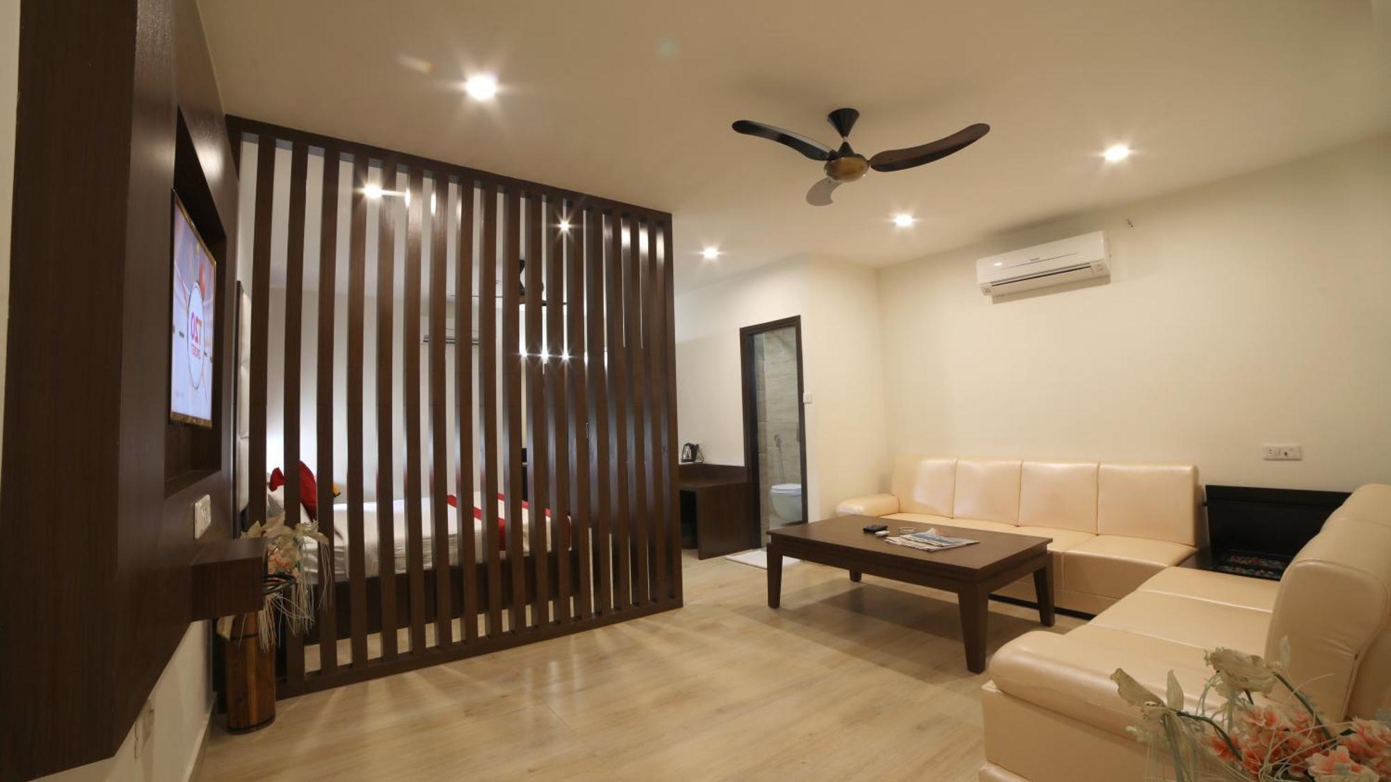 Hotel Cosmos Raj Plaza