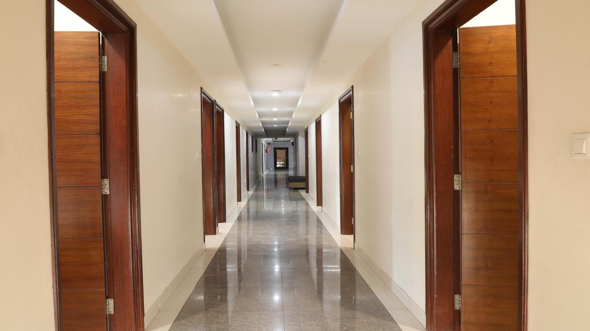 Hotel Cosmos Raj Plaza