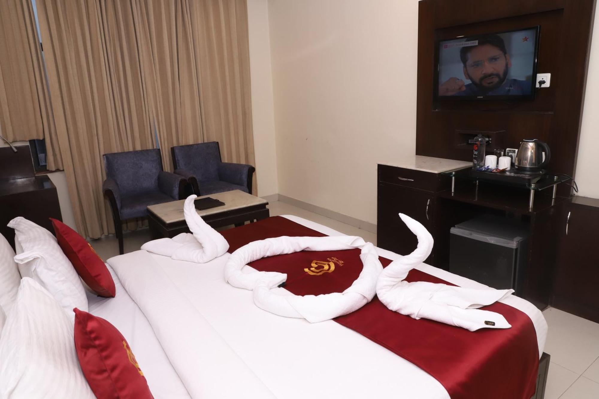 Hotel Cosmos Raj Plaza