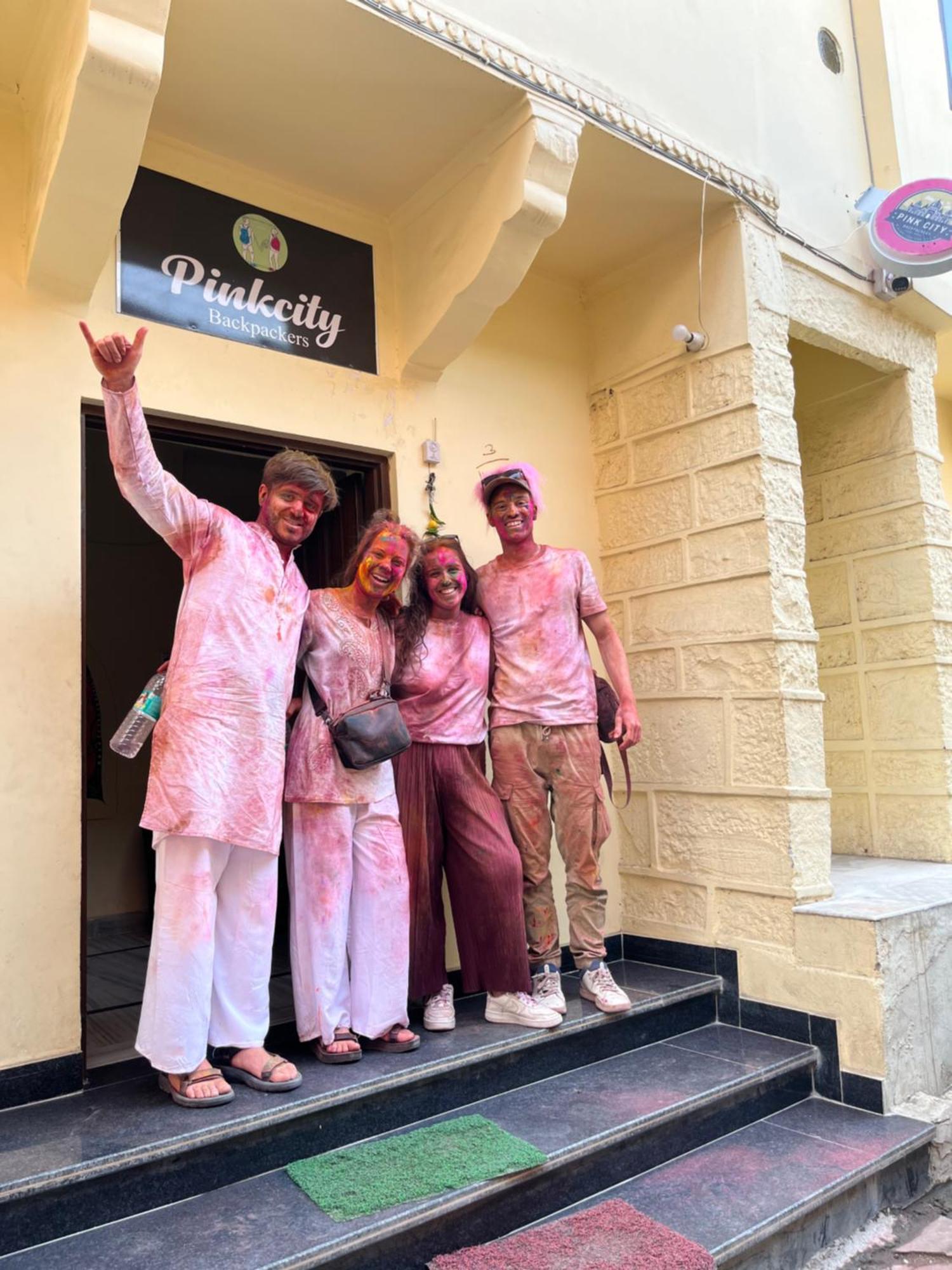 Pink Backpackers Hostel *