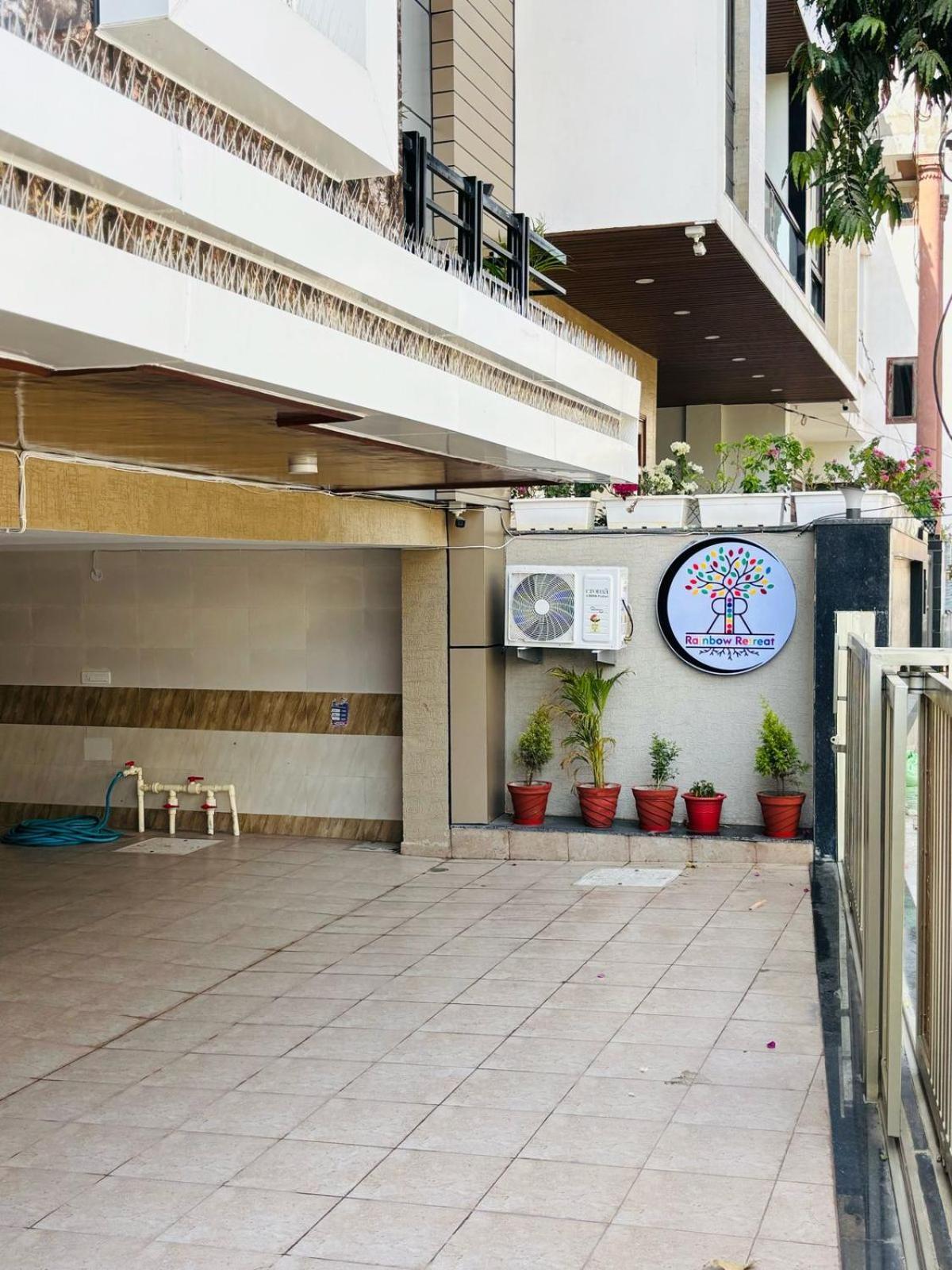 The Rainbow Retreat By Divine Hospitality Hotel