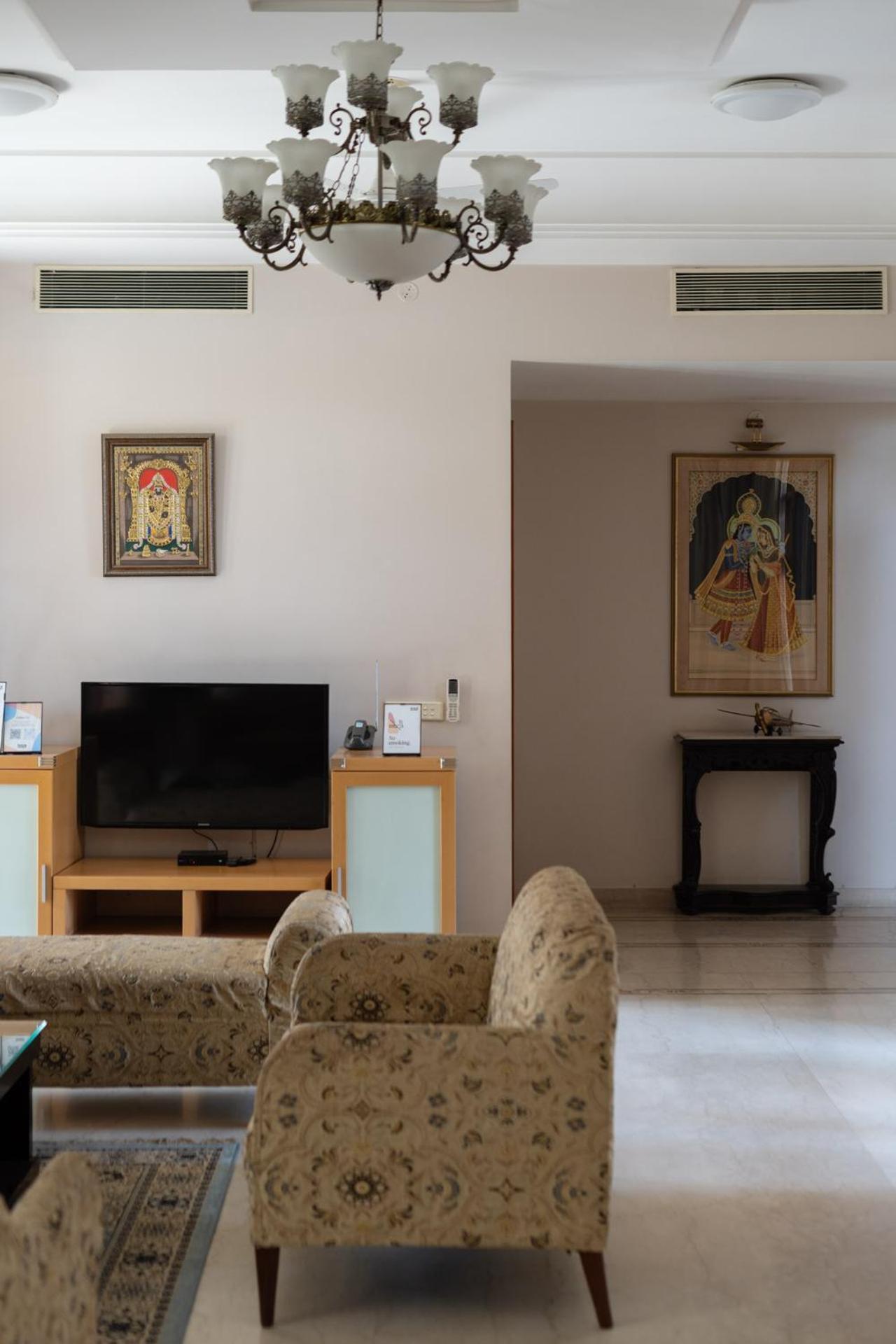 Stayvista's Krishnalaya Mansion: Luxurious Retreat With Indoor Pool & Leisure Amenities *