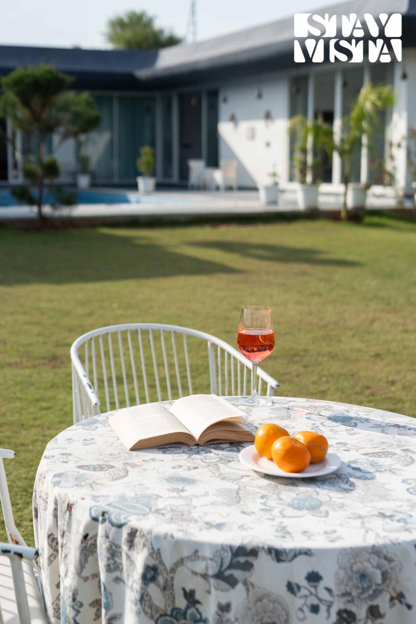 Stayvista's Kundan - Pet-friendly With Sprawling Lawn, Outdoor Pool * Jaipur