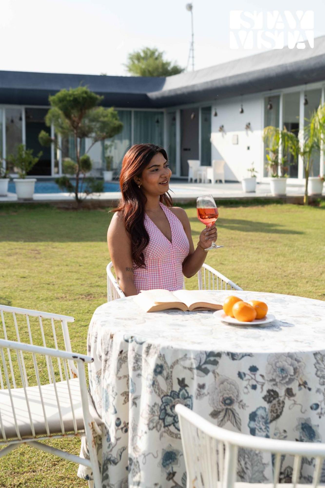 Stayvista's Kundan - Pet-friendly With Sprawling Lawn, Outdoor Pool