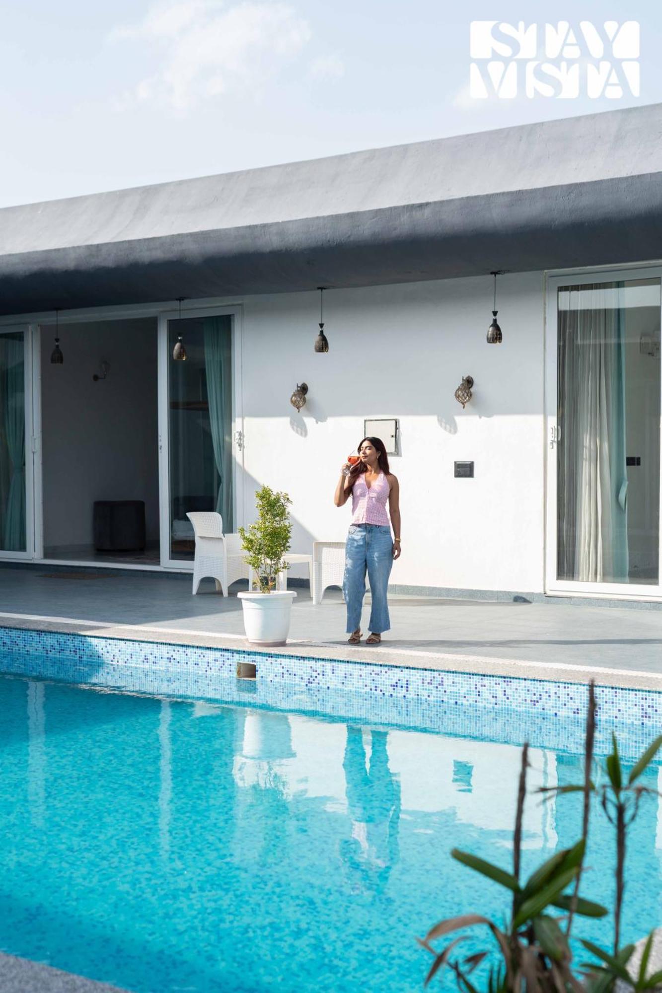 Stayvista's Kundan - Pet-friendly With Sprawling Lawn, Outdoor Pool Villa *