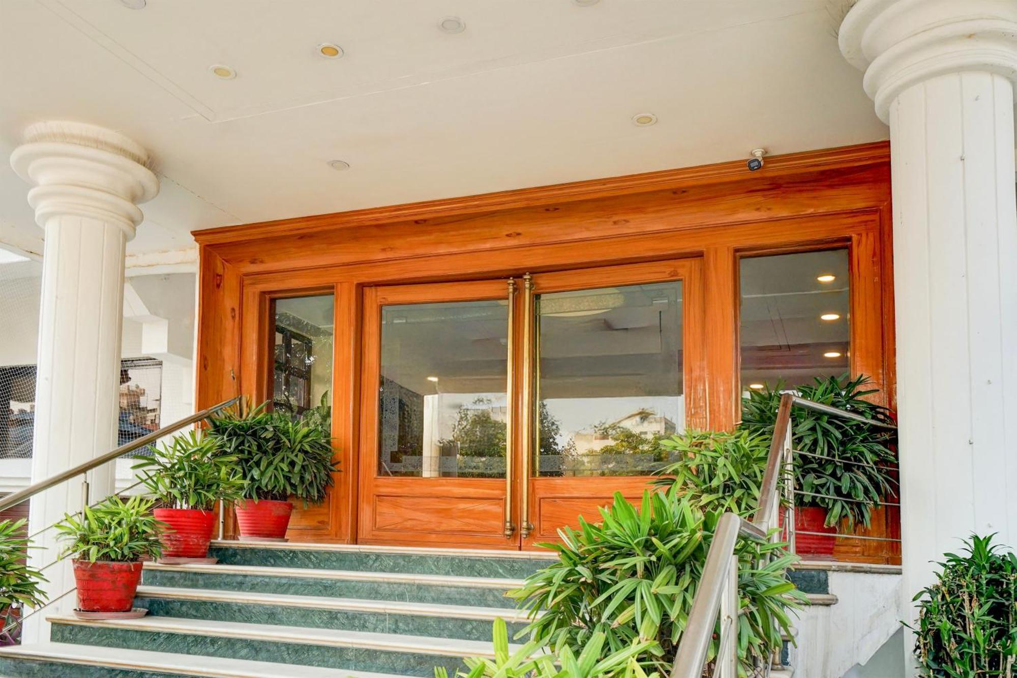 Super Townhouse Subhash Nagar Formerly Royal Palazzo *