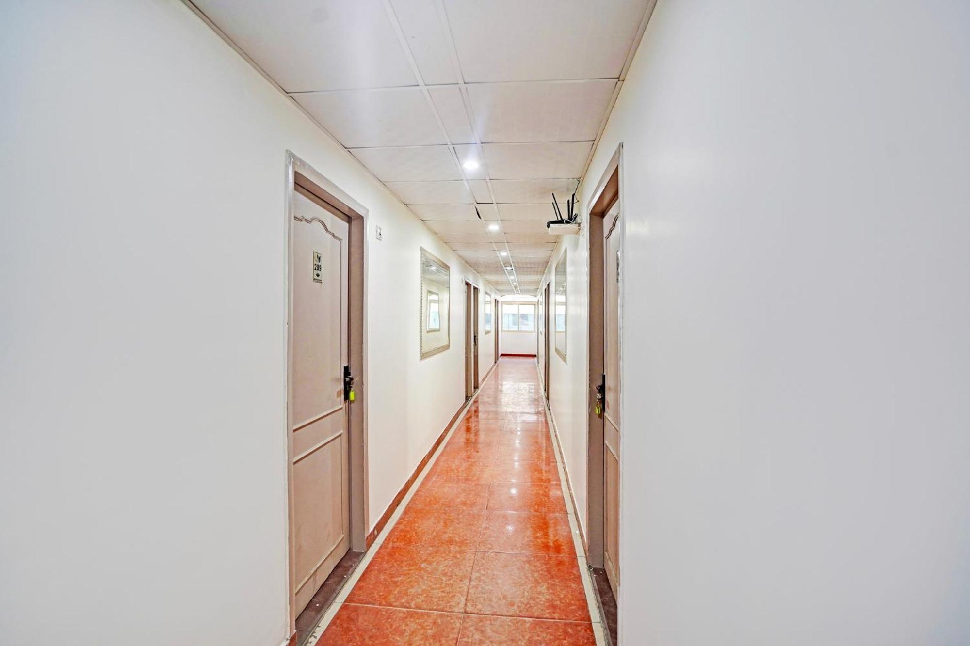 Townhouse Oak Nirman Nagar Mansarovar Hotel