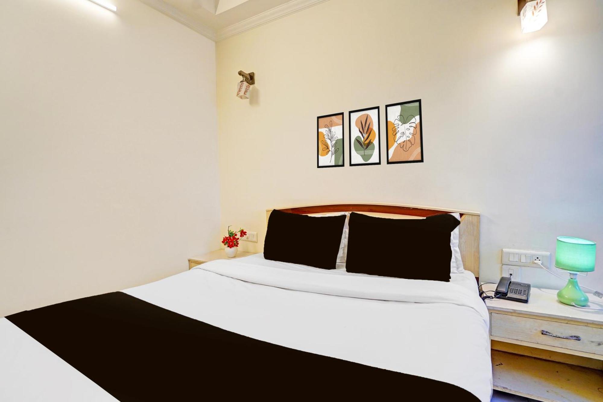 Townhouse Oak Nirman Nagar Mansarovar Hotel 4*