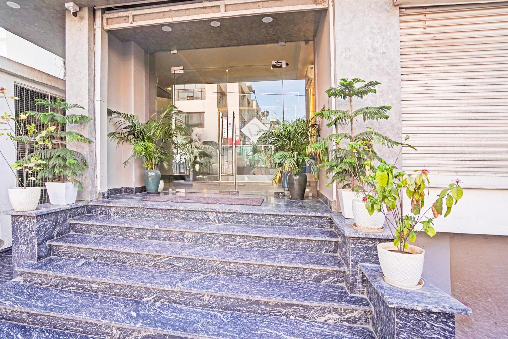 Townhouse Oak Nirman Nagar Mansarovar Hotel