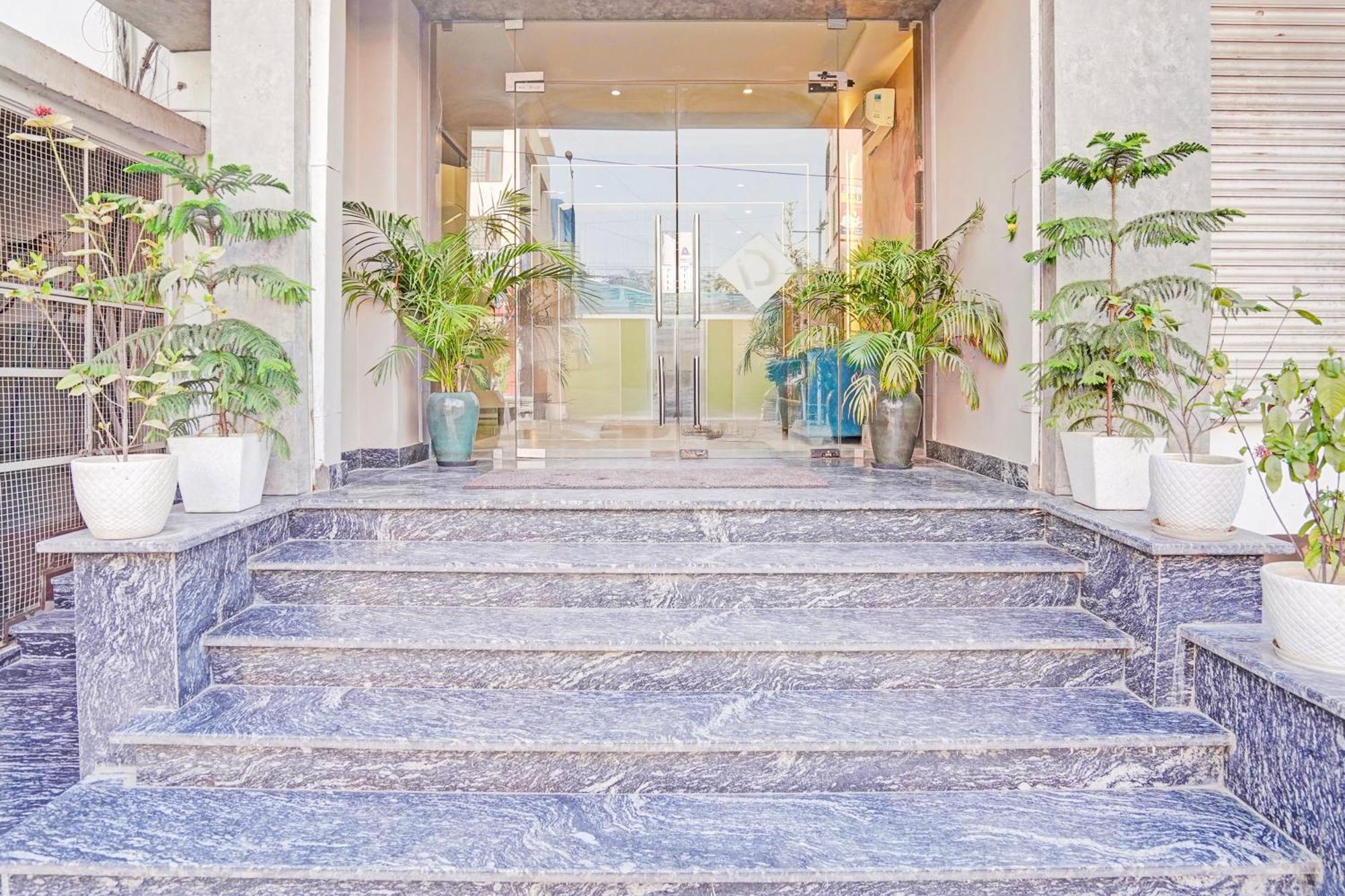Townhouse Oak Nirman Nagar Mansarovar Hotel 4*
