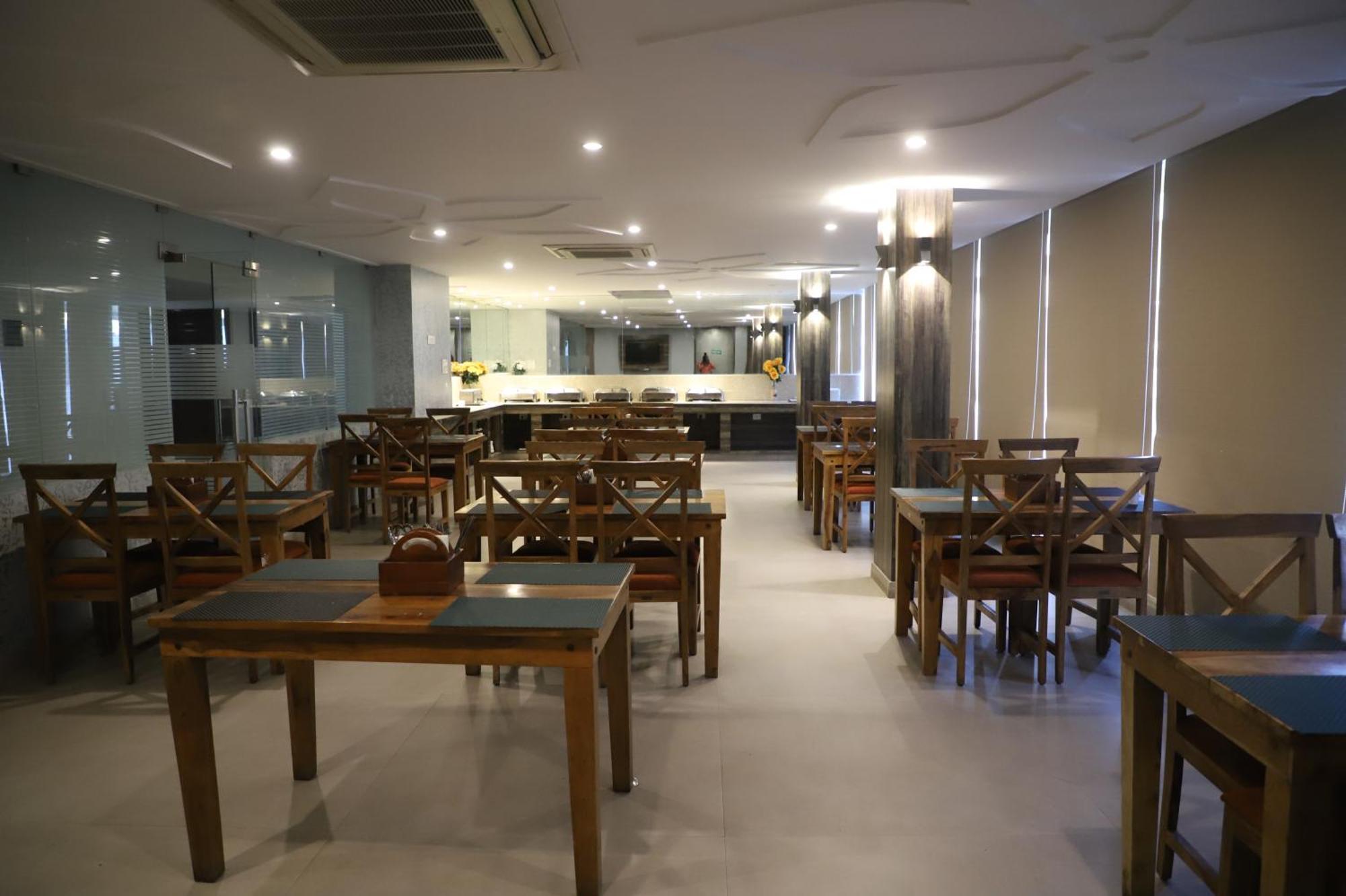 Hotel Cosmos Raj Plaza