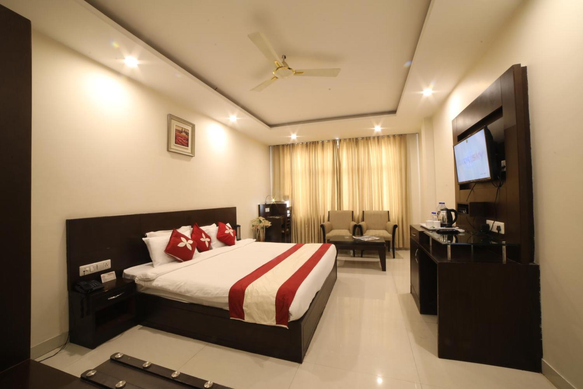 Hotel Cosmos Raj Plaza 3*