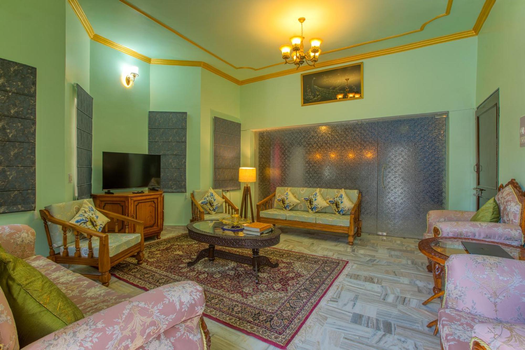 Pilot's Lounge Villa