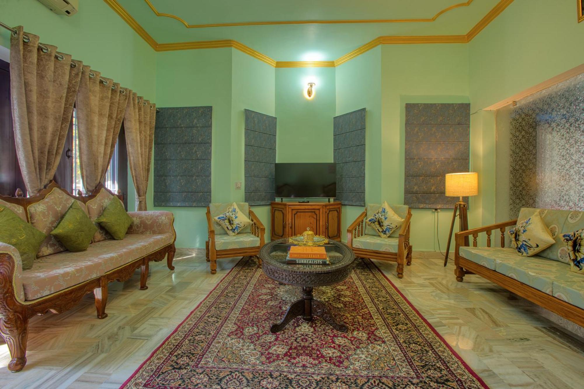 Villa Pilot's Lounge
