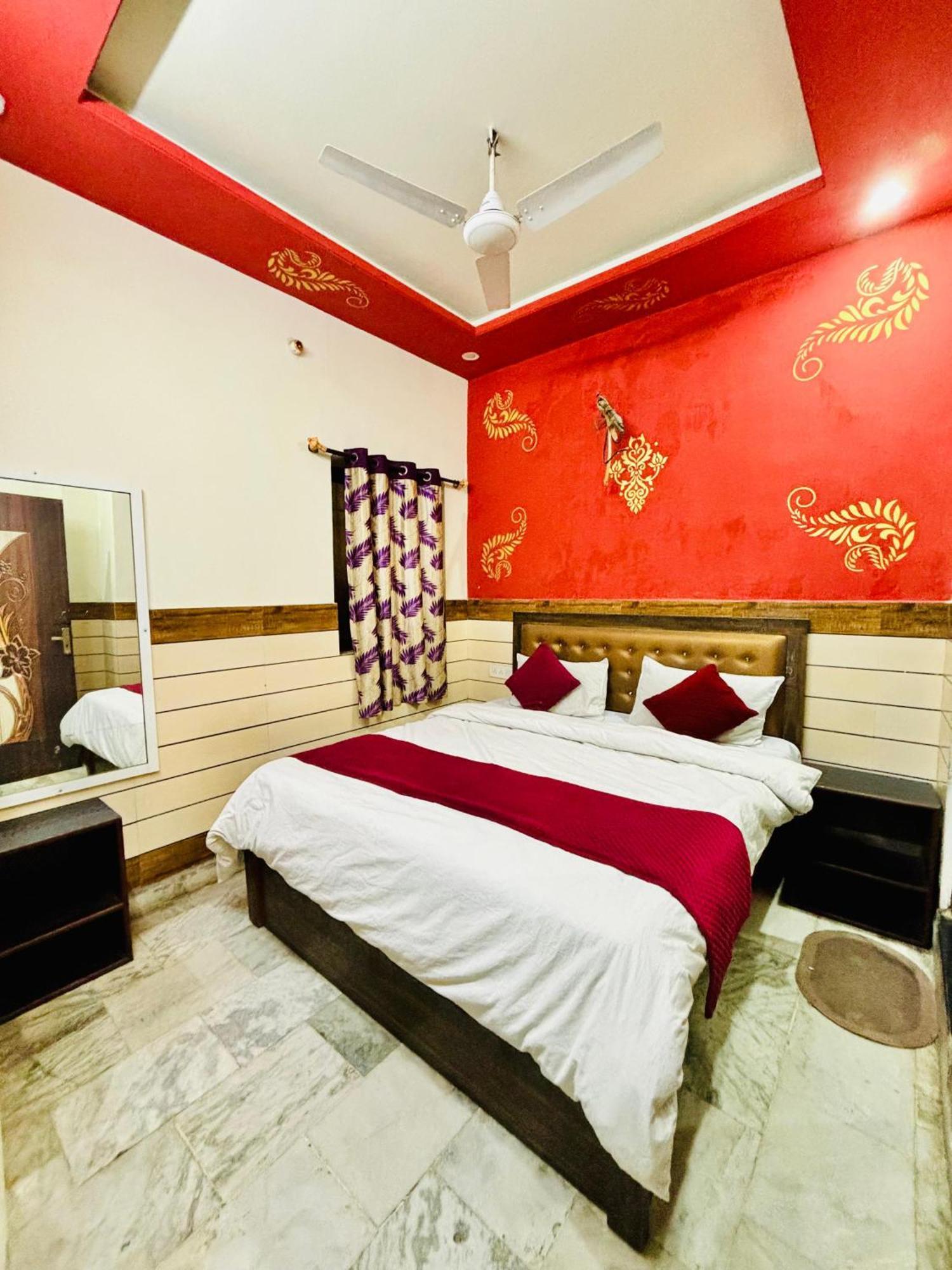Hostel Royal Pinkcity *