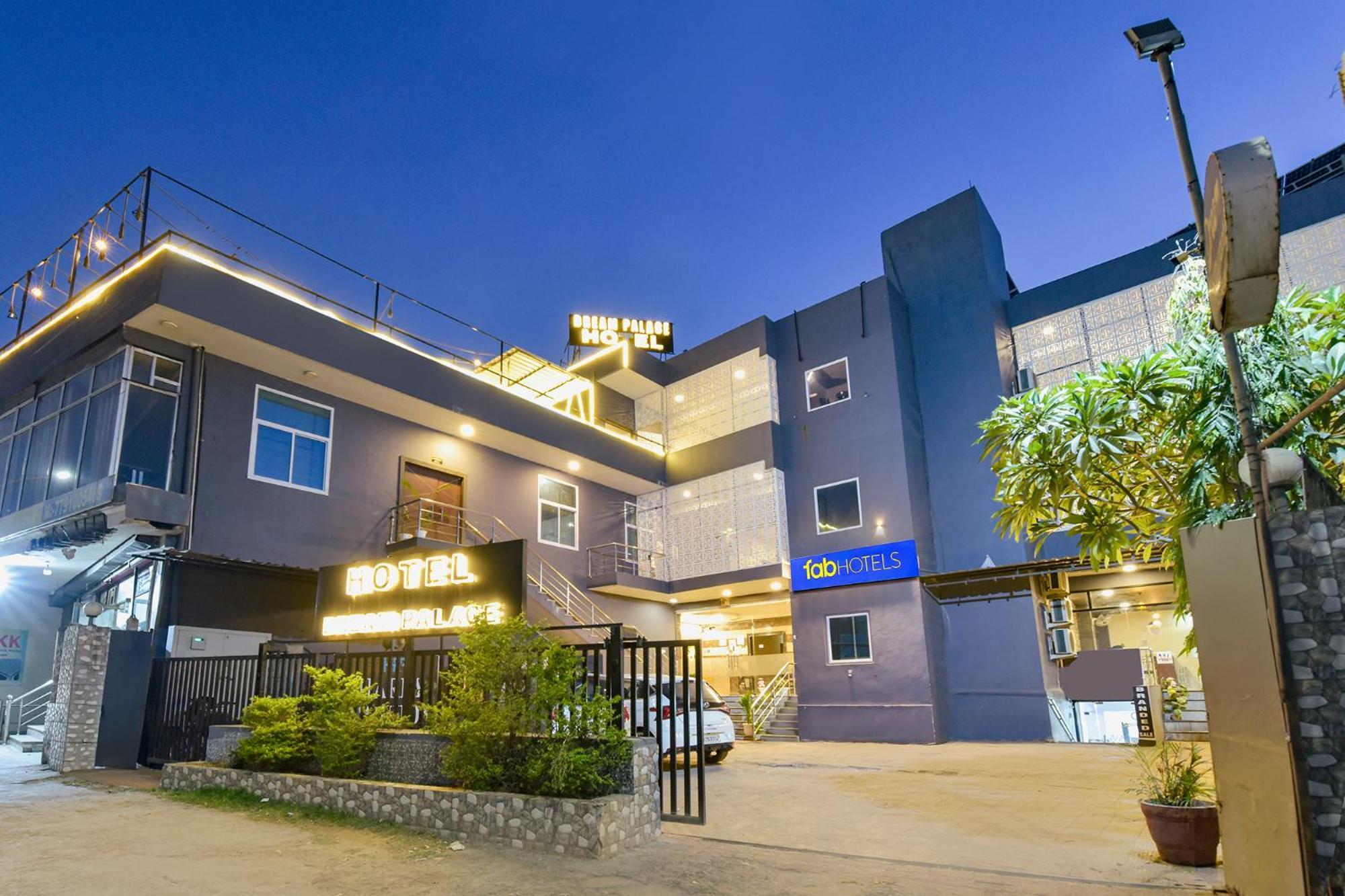 Fabhotel Dream Palace 3*