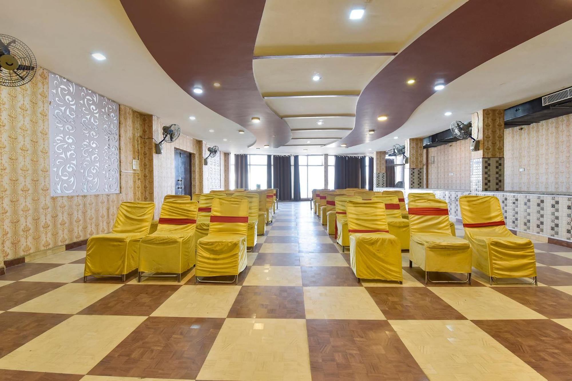 Hotel Fabhotel Dream Palace