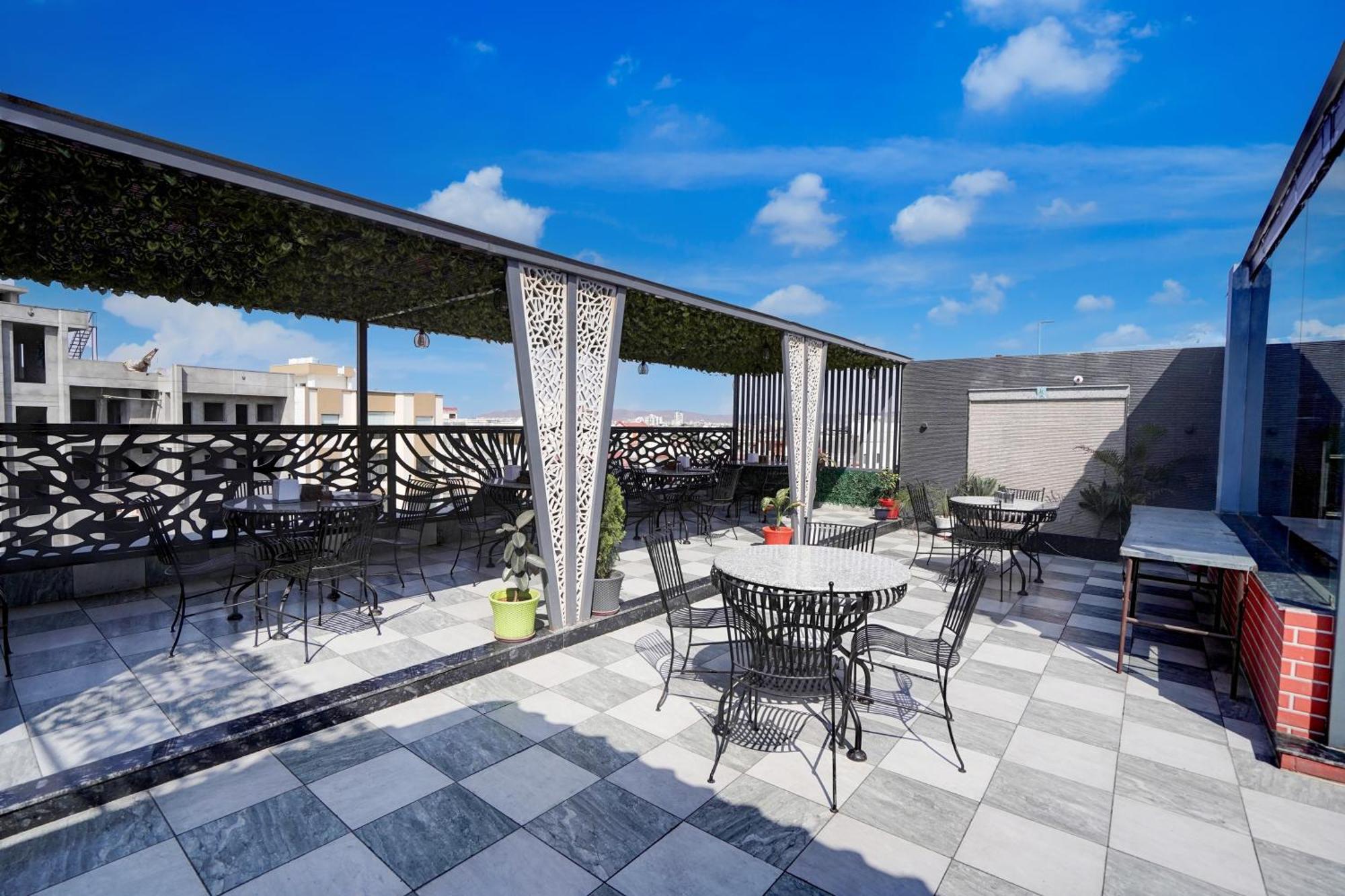 Hotel O Sunroof Jaipur