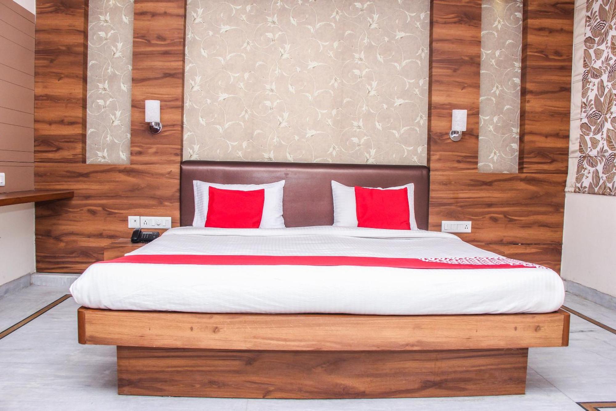 Collection O Chawla Hotel 4*