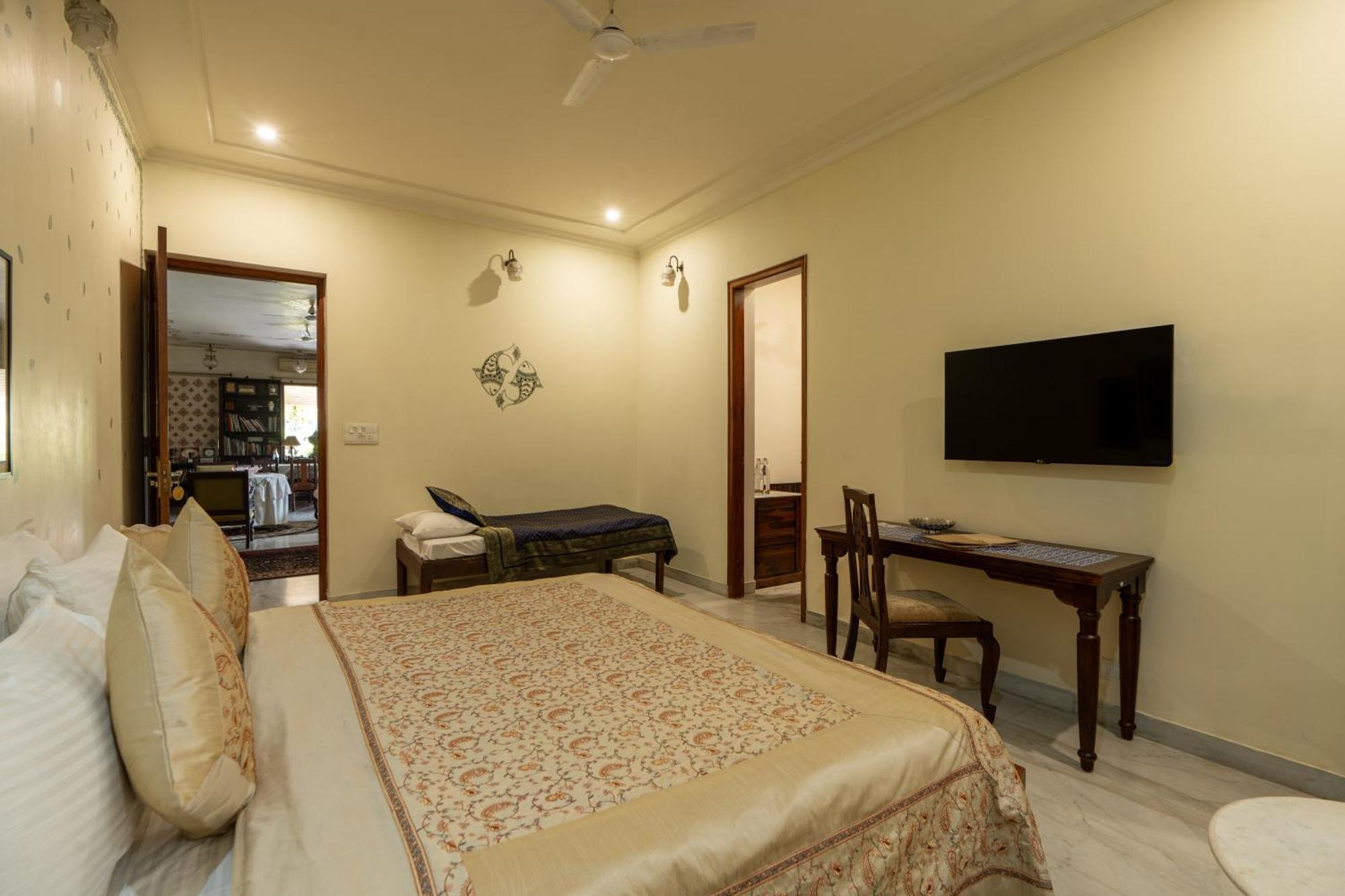 Dera Homestay *