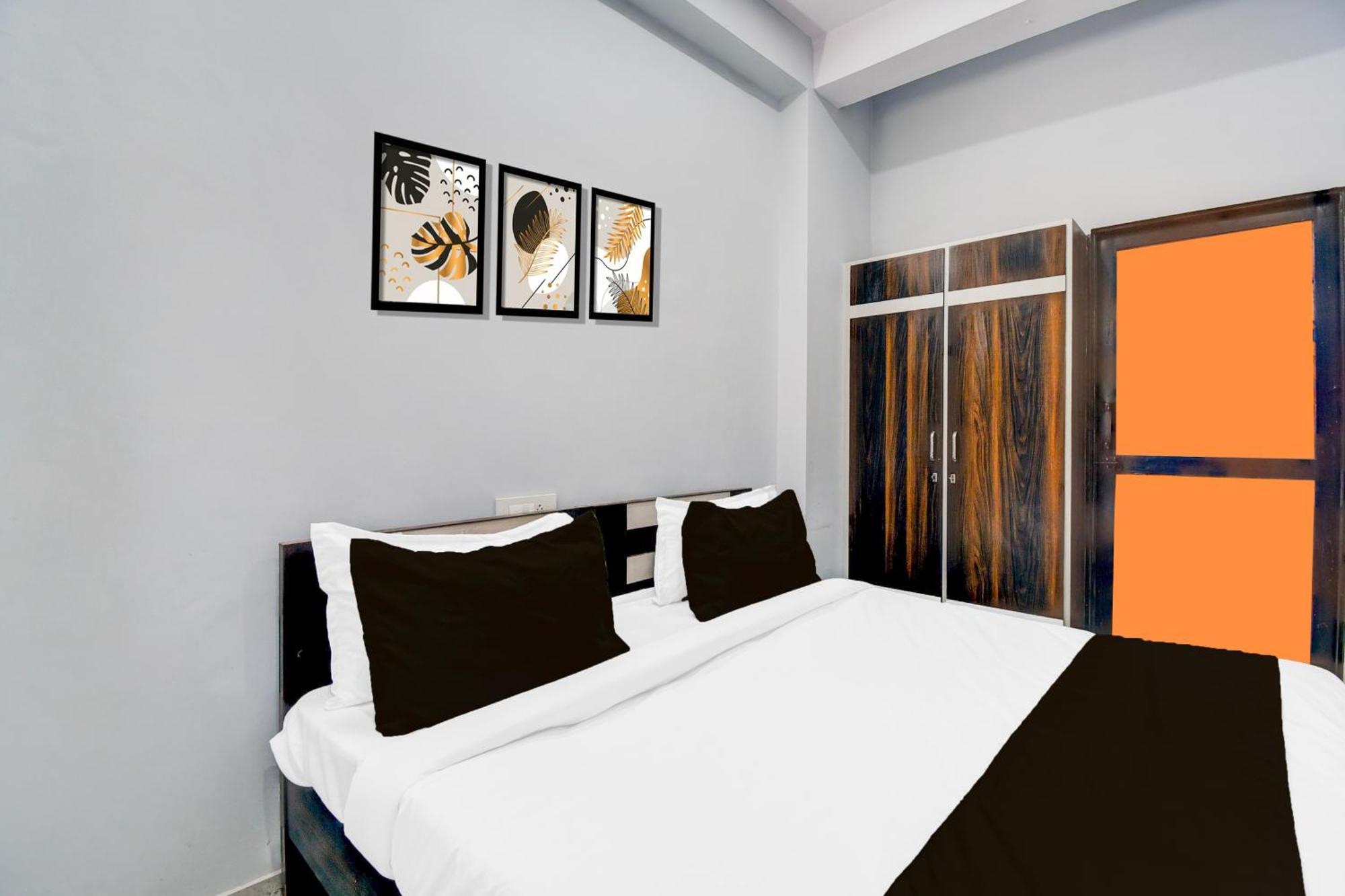 Collection O Pratapnagar Sector 16 Hotel *