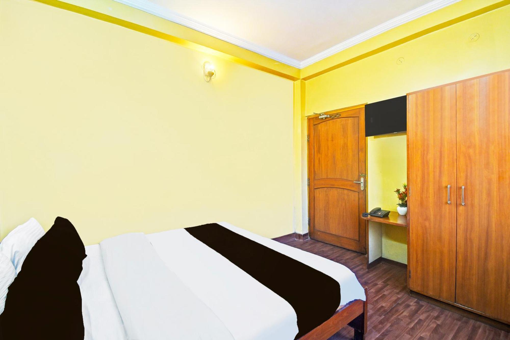 Hotel Super Collection O Hathroi Market Near Dhuleshwar Garden Formerly Rishi