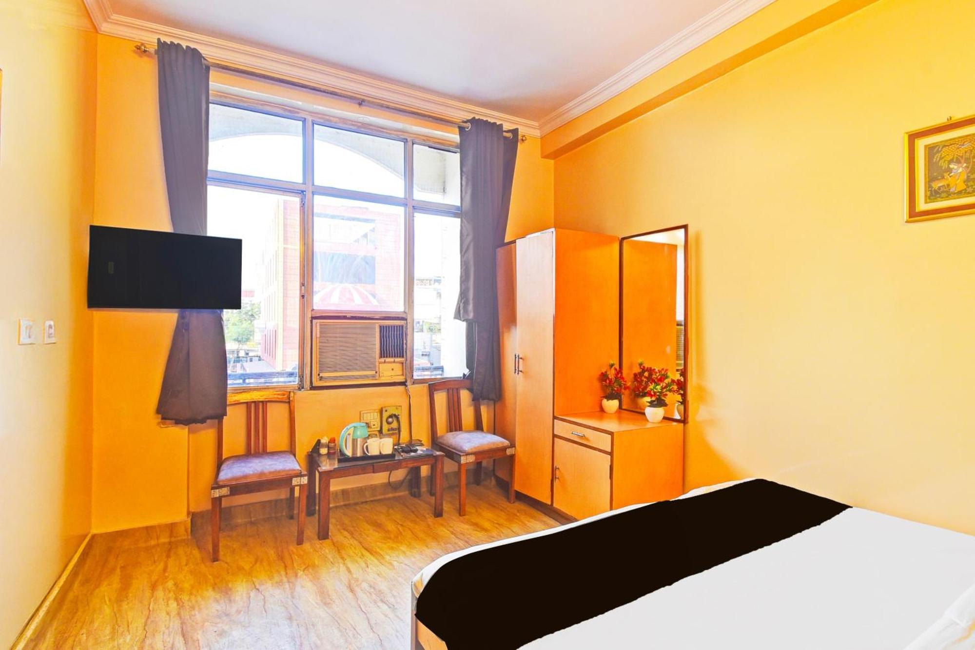 Hotel Super Collection O Hathroi Market Near Dhuleshwar Garden Formerly Rishi