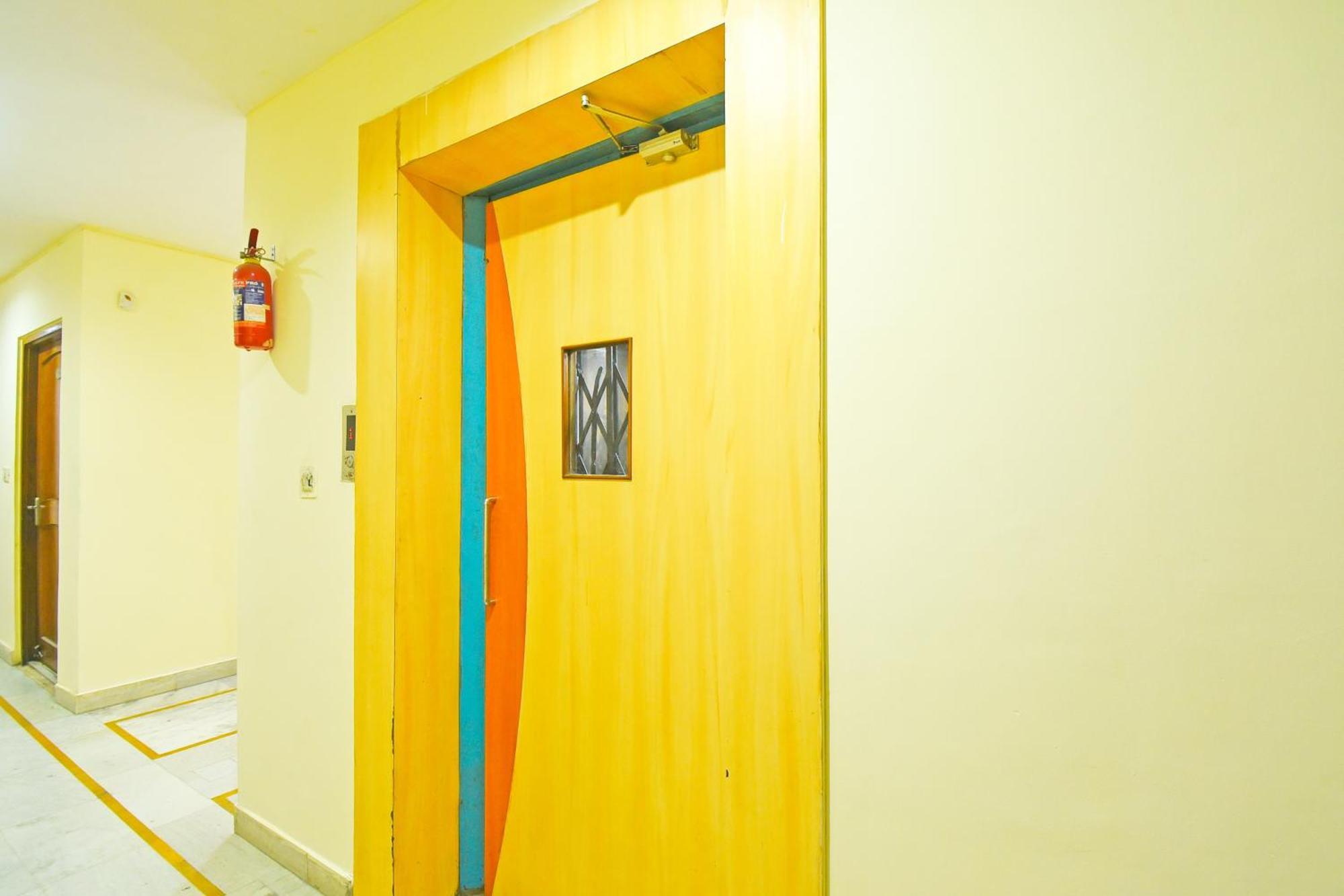 Hotel Super Collection O Hathroi Market Near Dhuleshwar Garden Formerly Rishi *