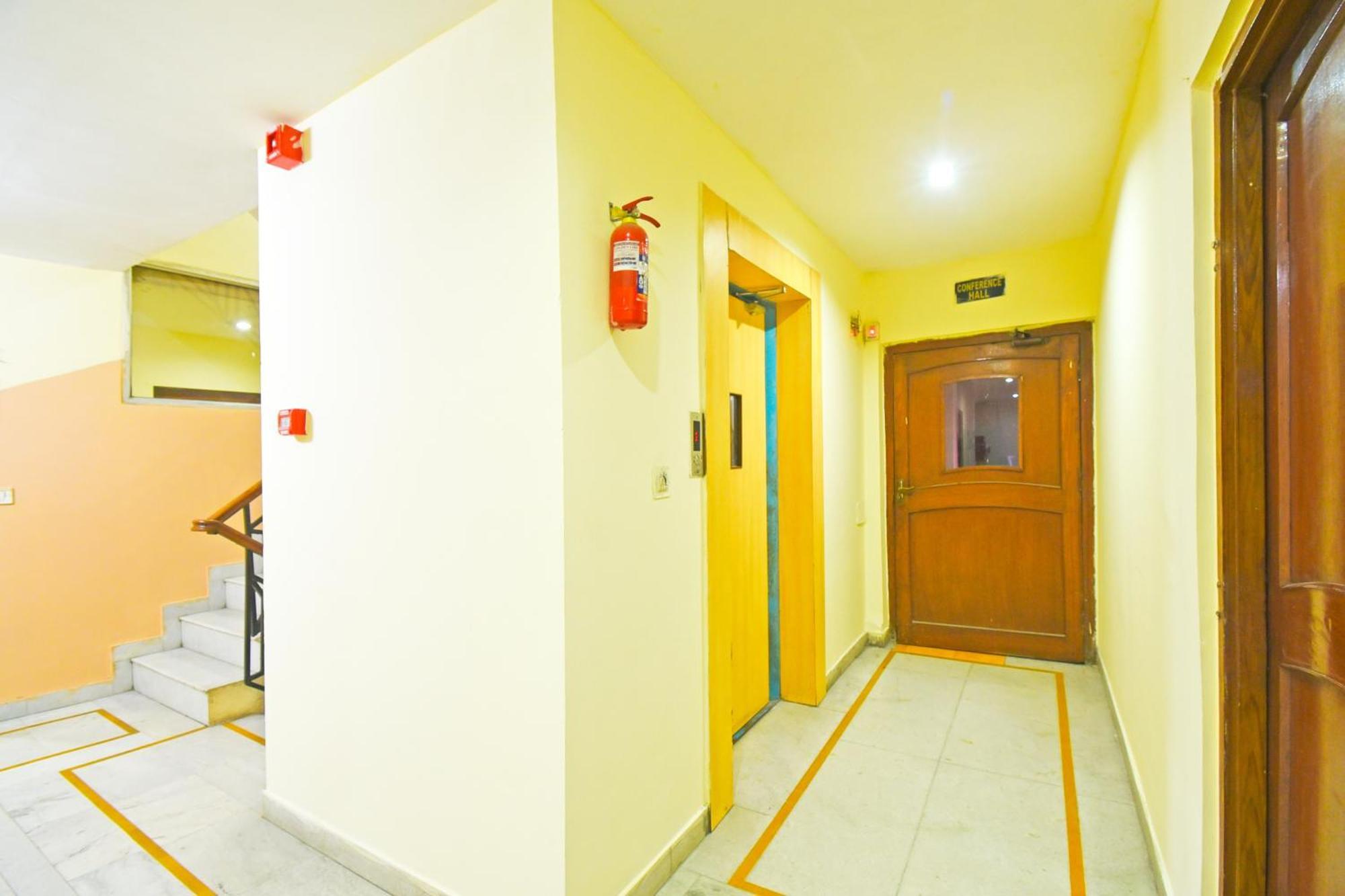 Hotel Super Collection O Hathroi Market Near Dhuleshwar Garden Formerly Rishi *
