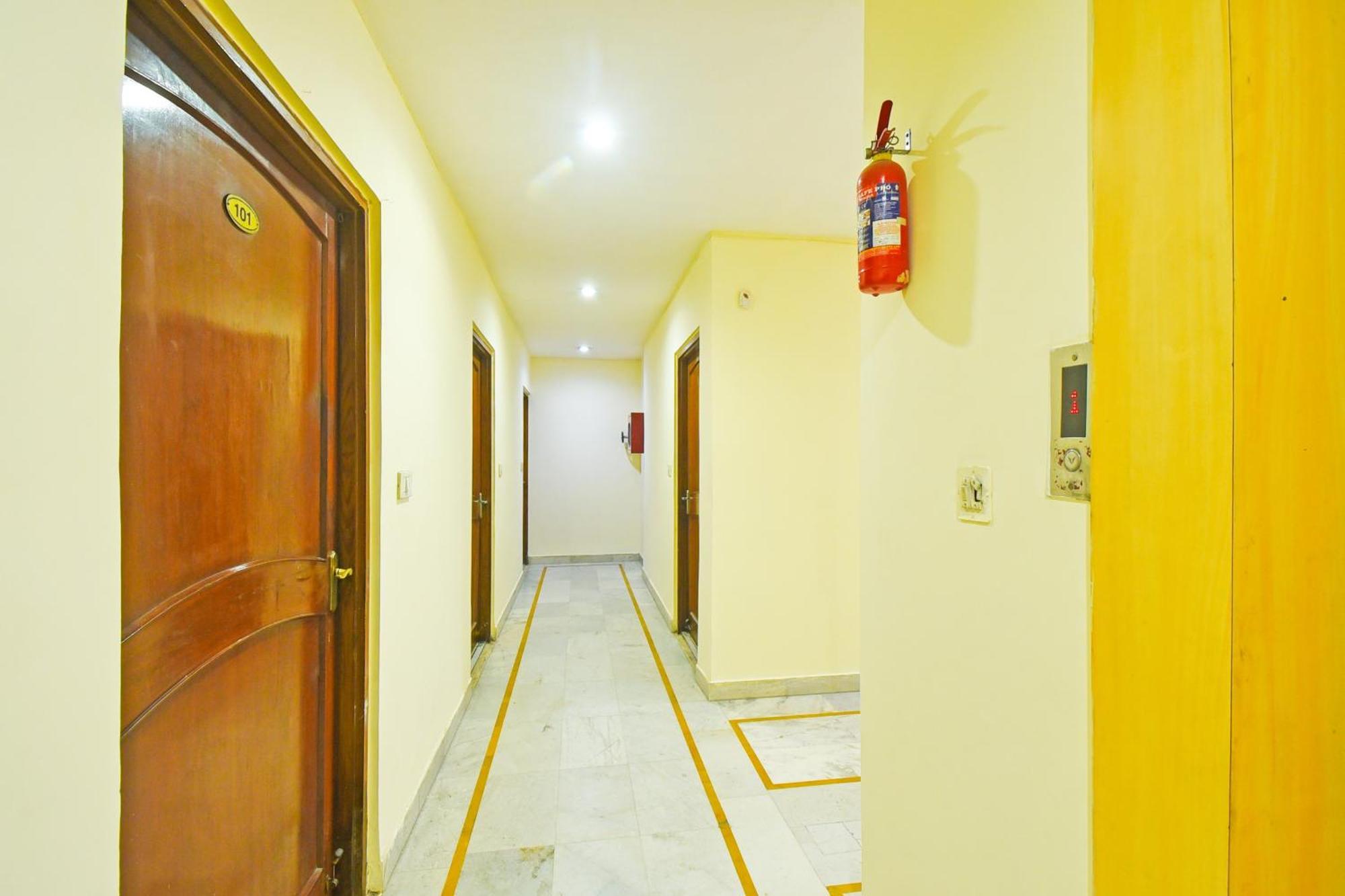 Hotel Super Collection O Hathroi Market Near Dhuleshwar Garden Formerly Rishi Jaipur