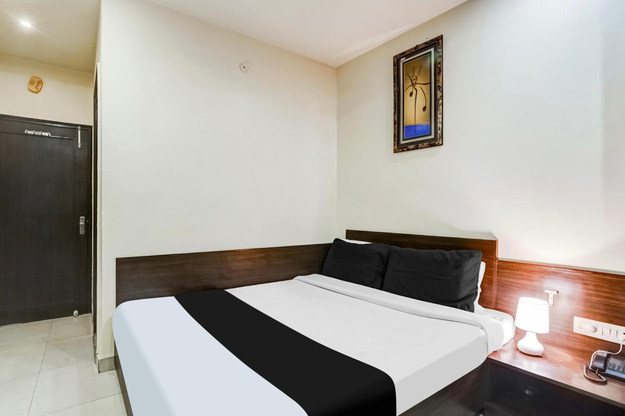 Hotel Super Collection O Sindhi Camp Formerly Abhinandan