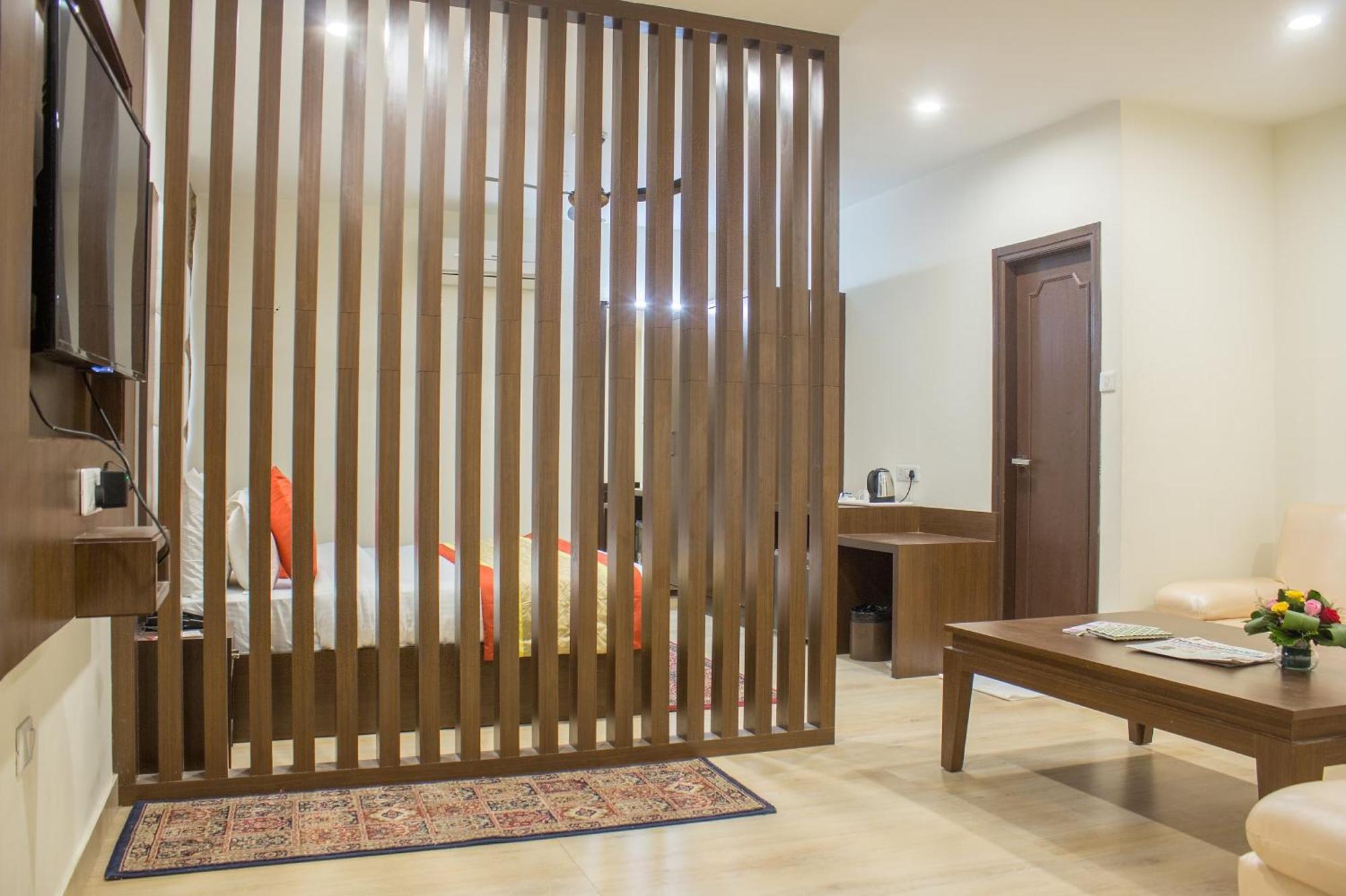 Hotel Cosmos Raj Plaza 3*