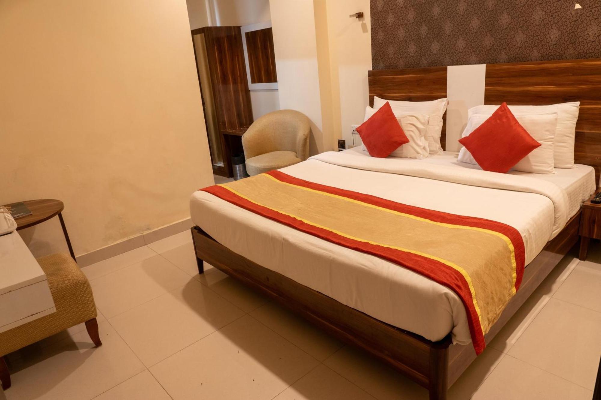 Hotel Cosmos Raj Plaza 3*