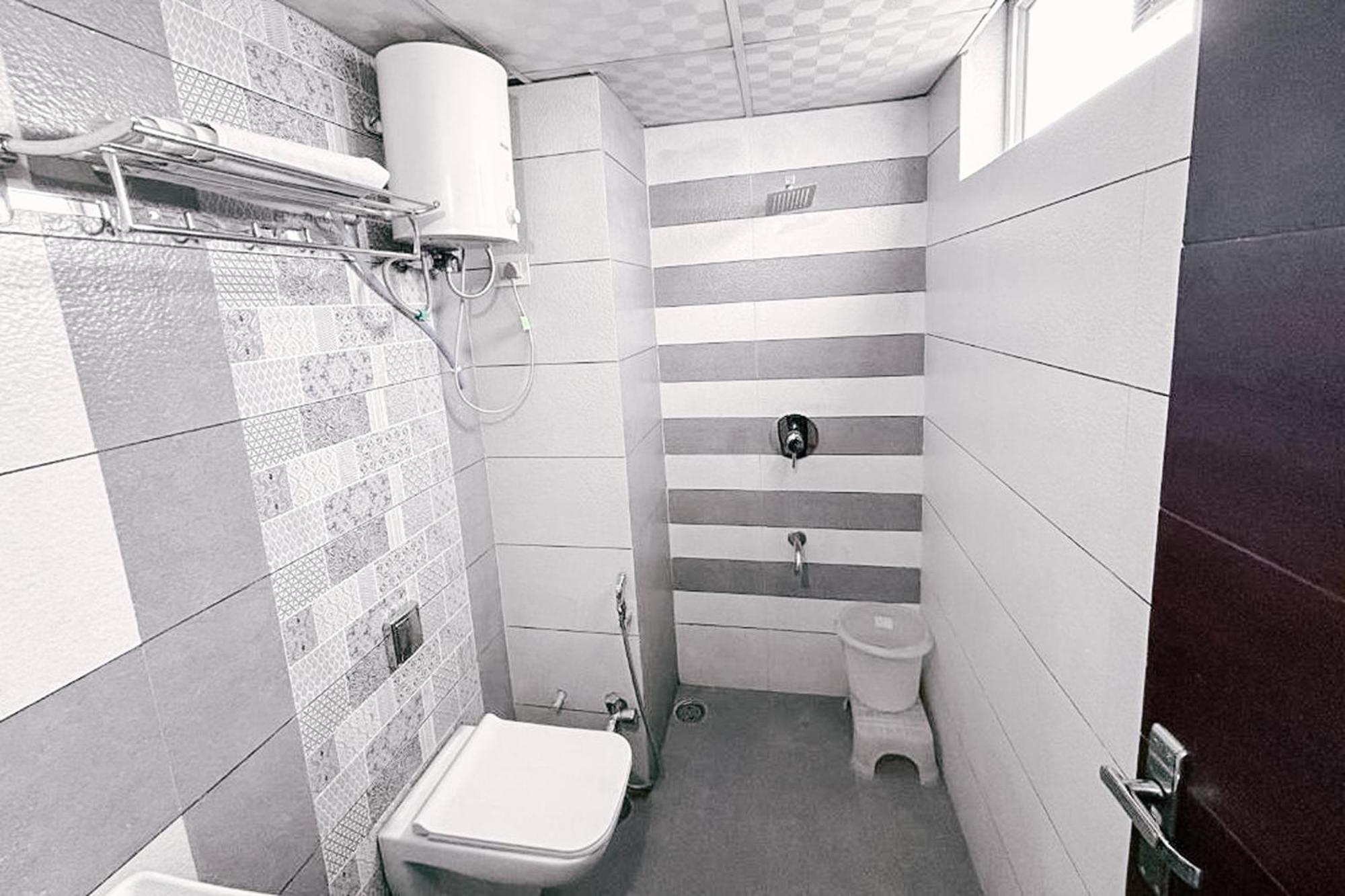 Rashika Palace Near Sindhi Camp Bus Stand, 3*