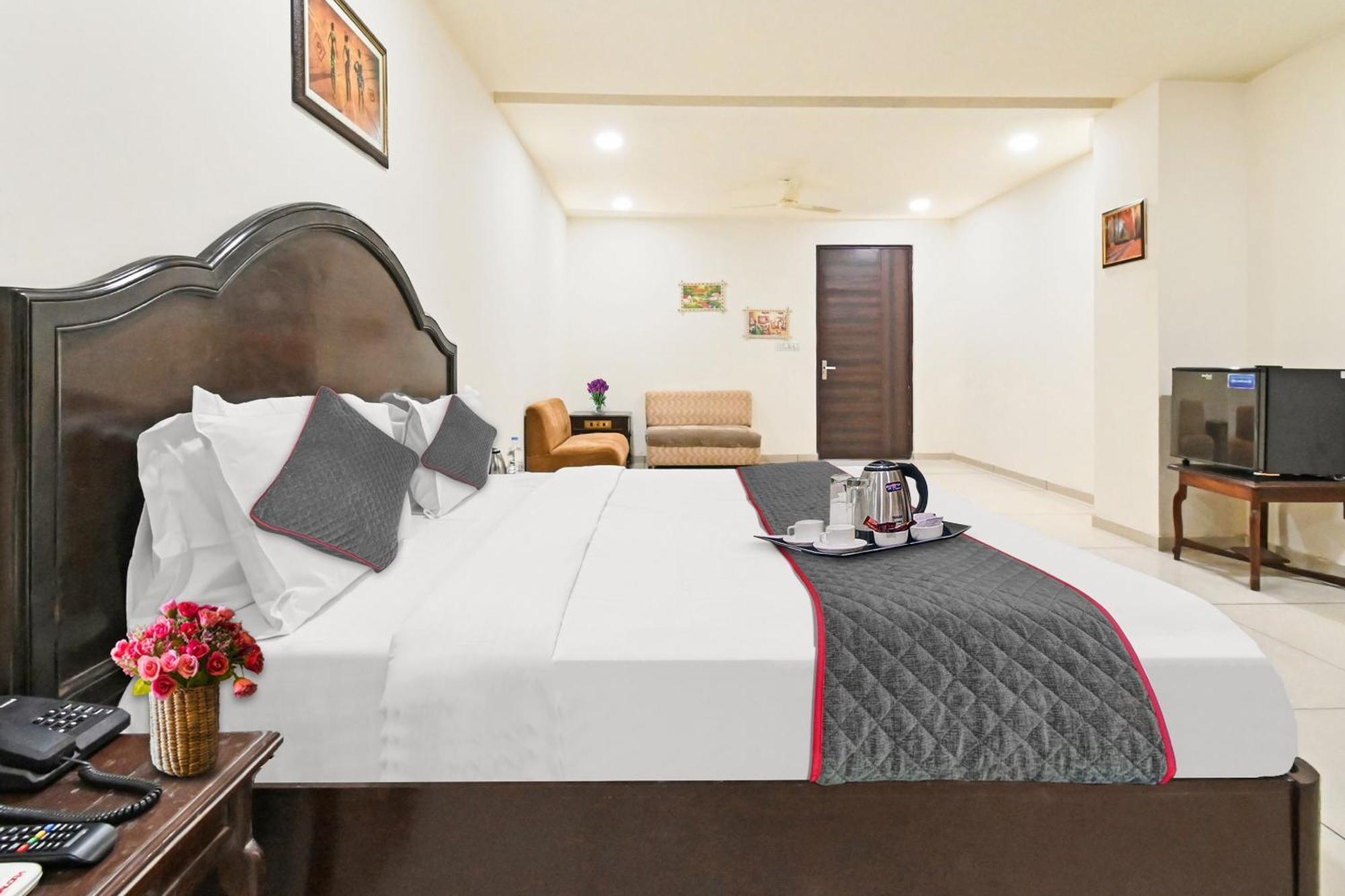 Townhouse Monark Hotel *