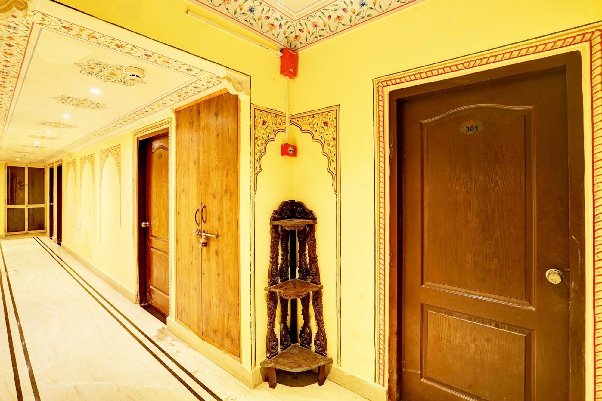 Collection O Gangapole Amer Road Formerly Rewa Garh Hotel