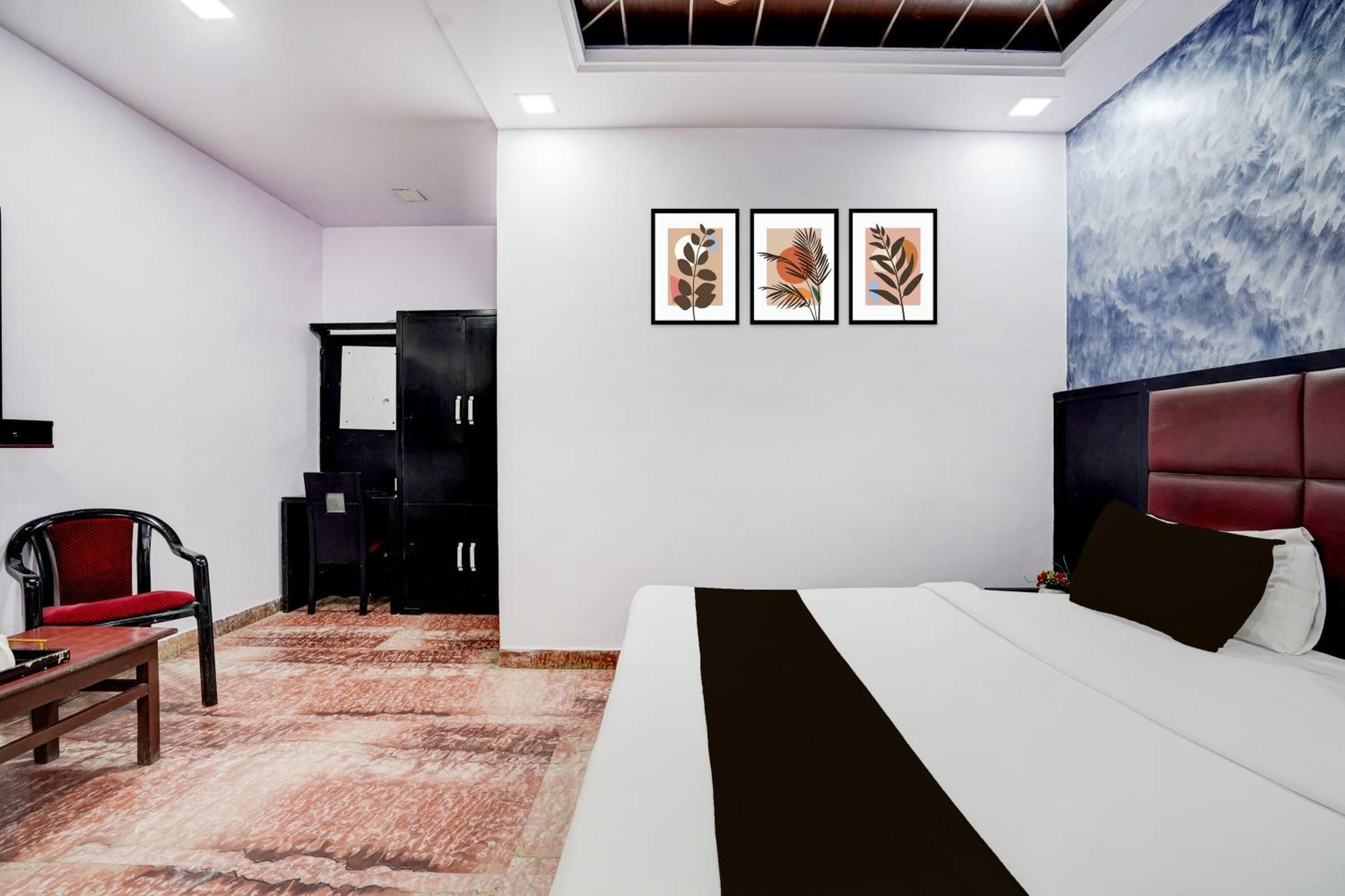 Townhouse Oak Railway Station Road Formerly Rawat Hotel *