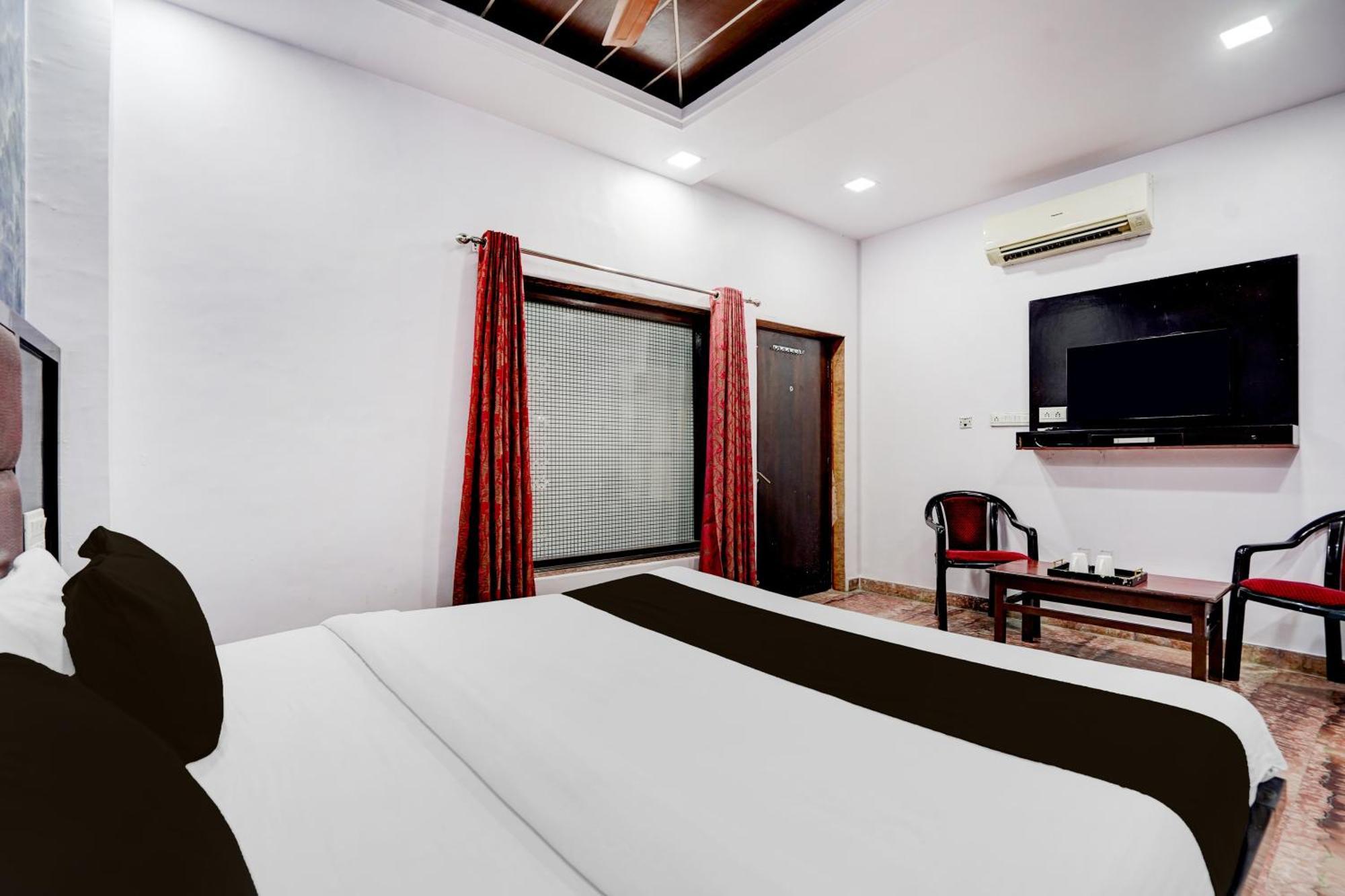 Townhouse Oak Railway Station Road Formerly Rawat Hotel