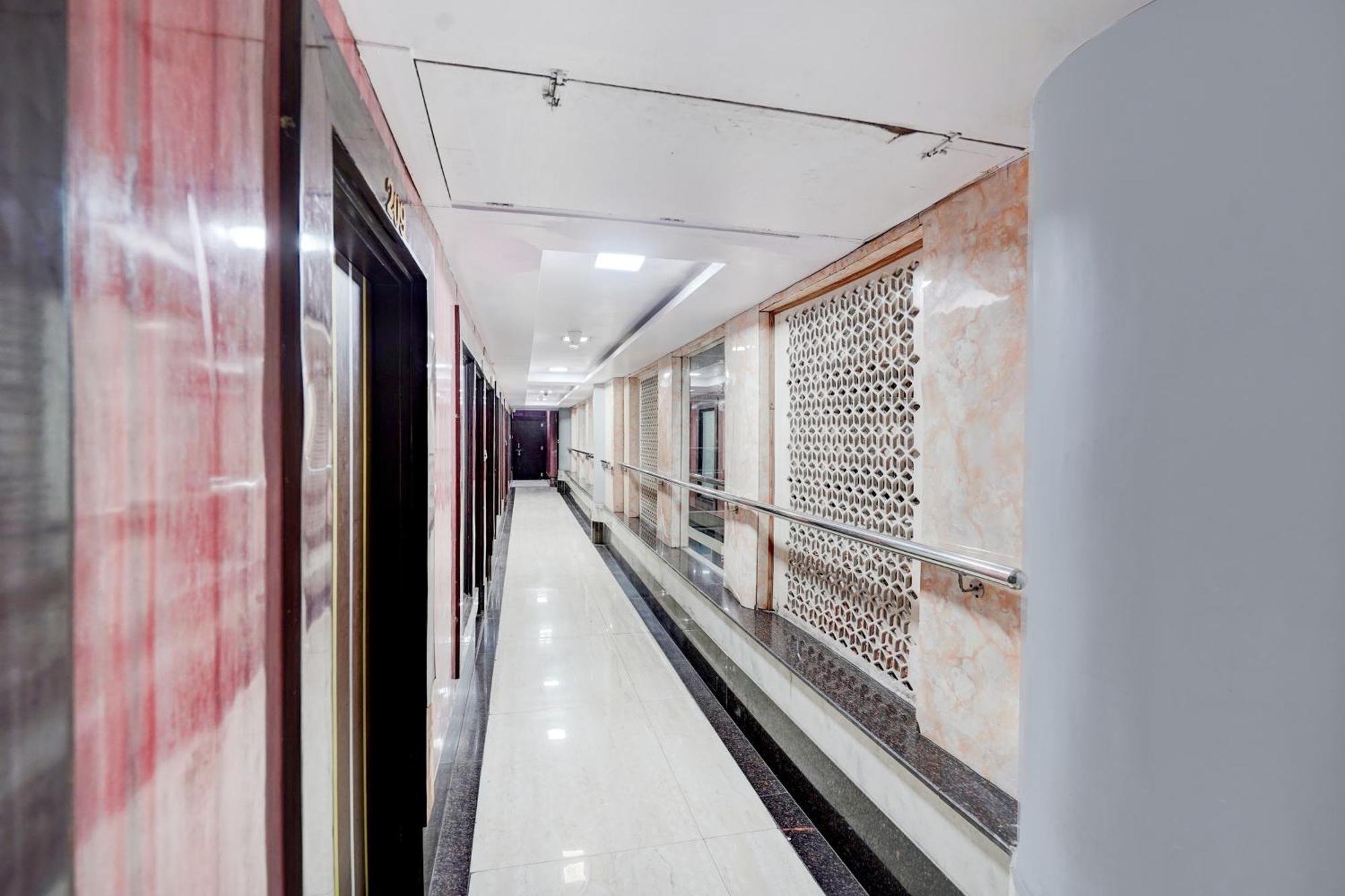 Townhouse Oak Railway Station Road Formerly Rawat Hotel *