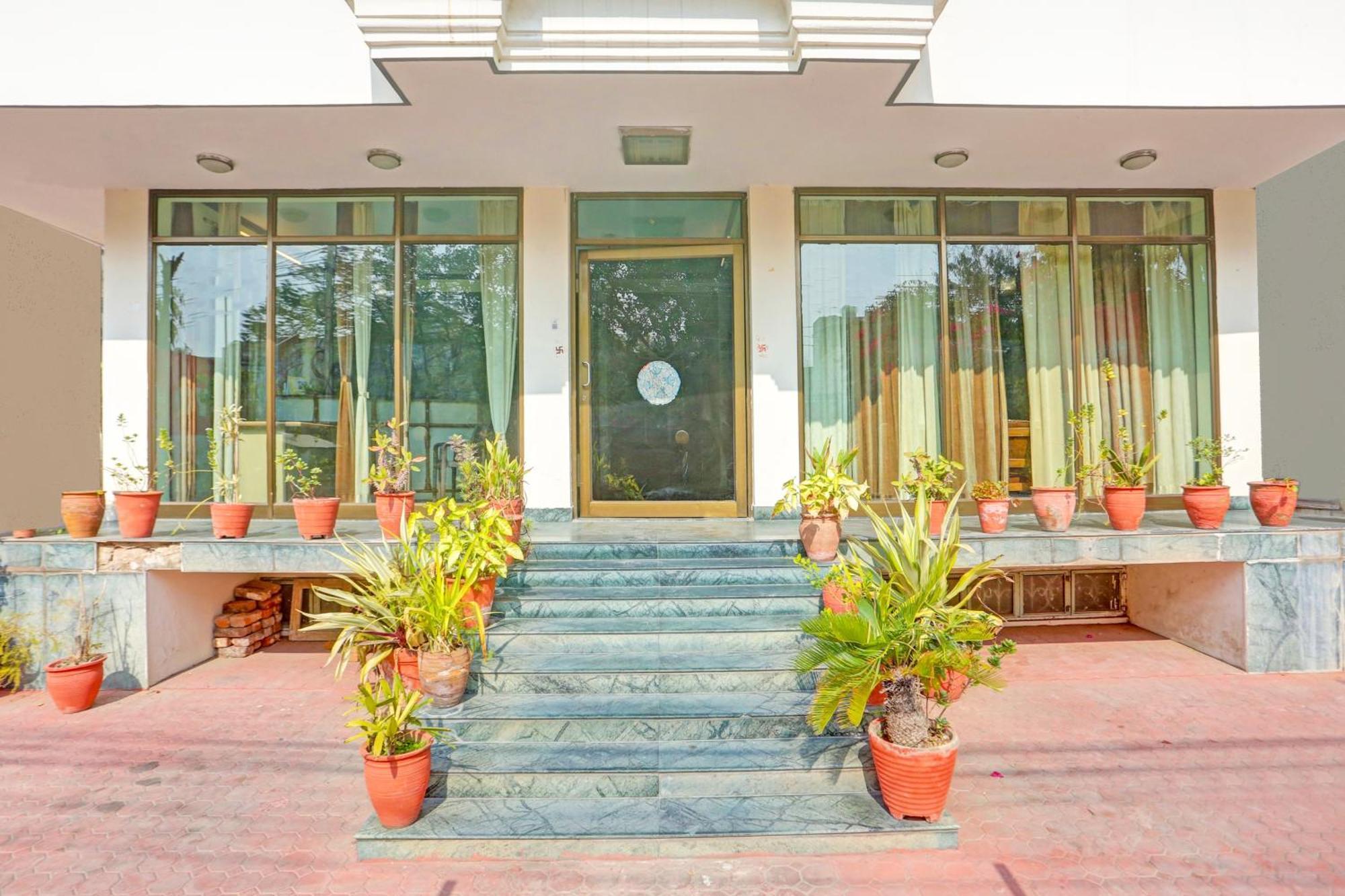 Collection O Bani Park Near Collectorate Circle Formerly Anuja Palace Hotel *