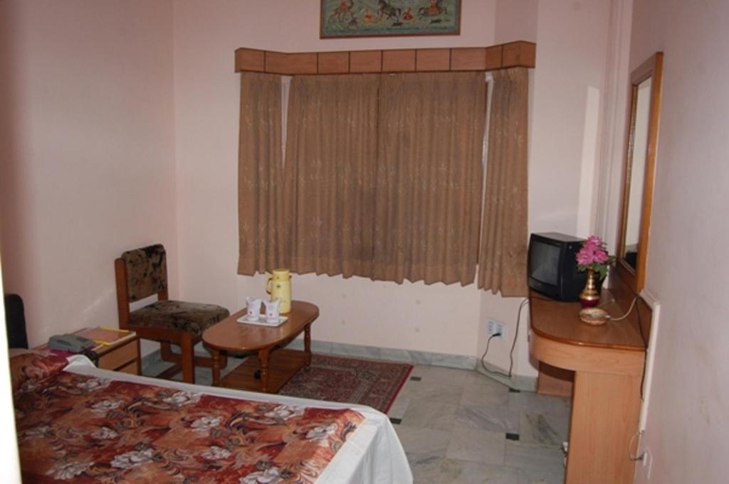 Hotel Surbhi Palace 2*