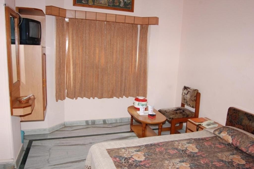 Surbhi Palace 2*