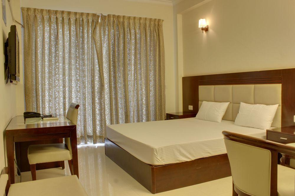 Oyo Aatish Market Hotel