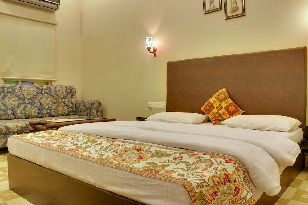 Oyo Aatish Market Hotel 3*