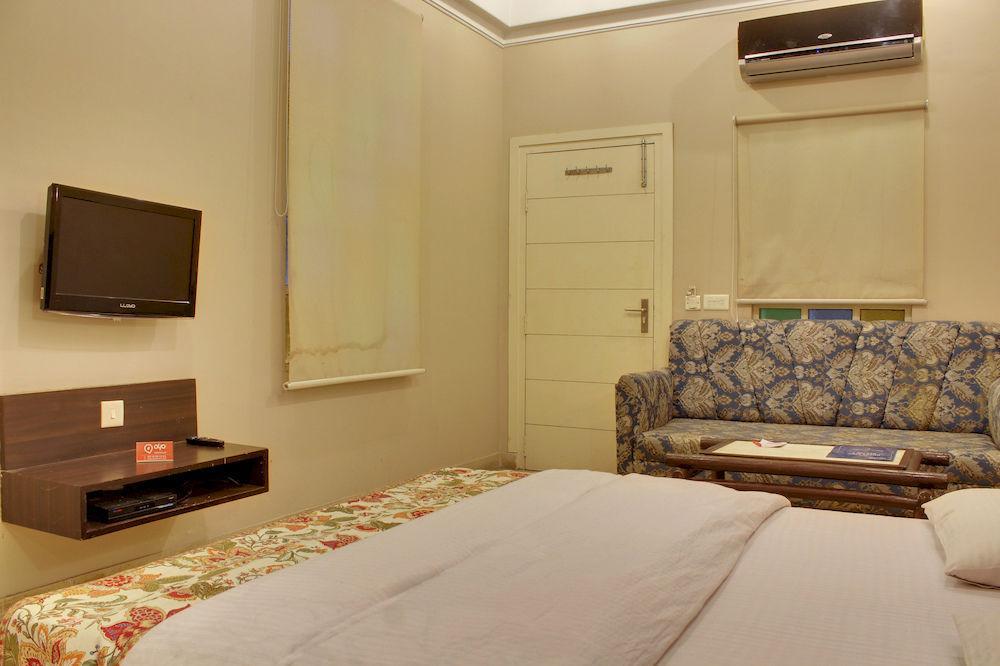 Oyo Aatish Market Hotel