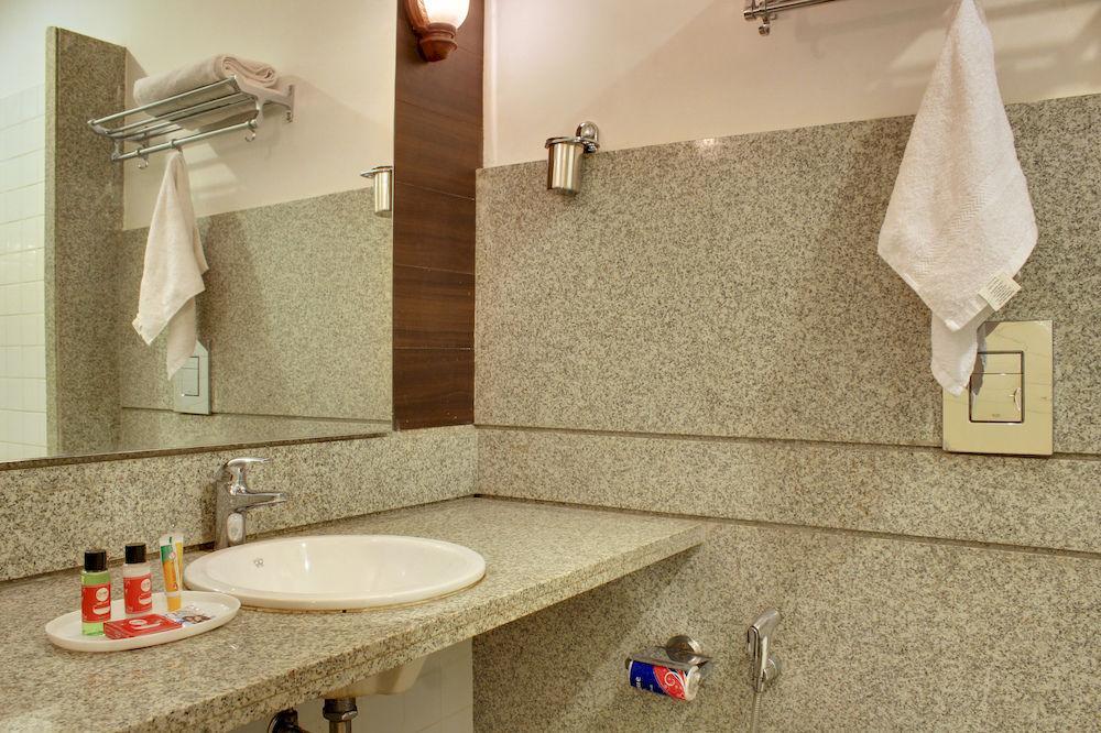 Oyo Aatish Market Hotel Jaipur